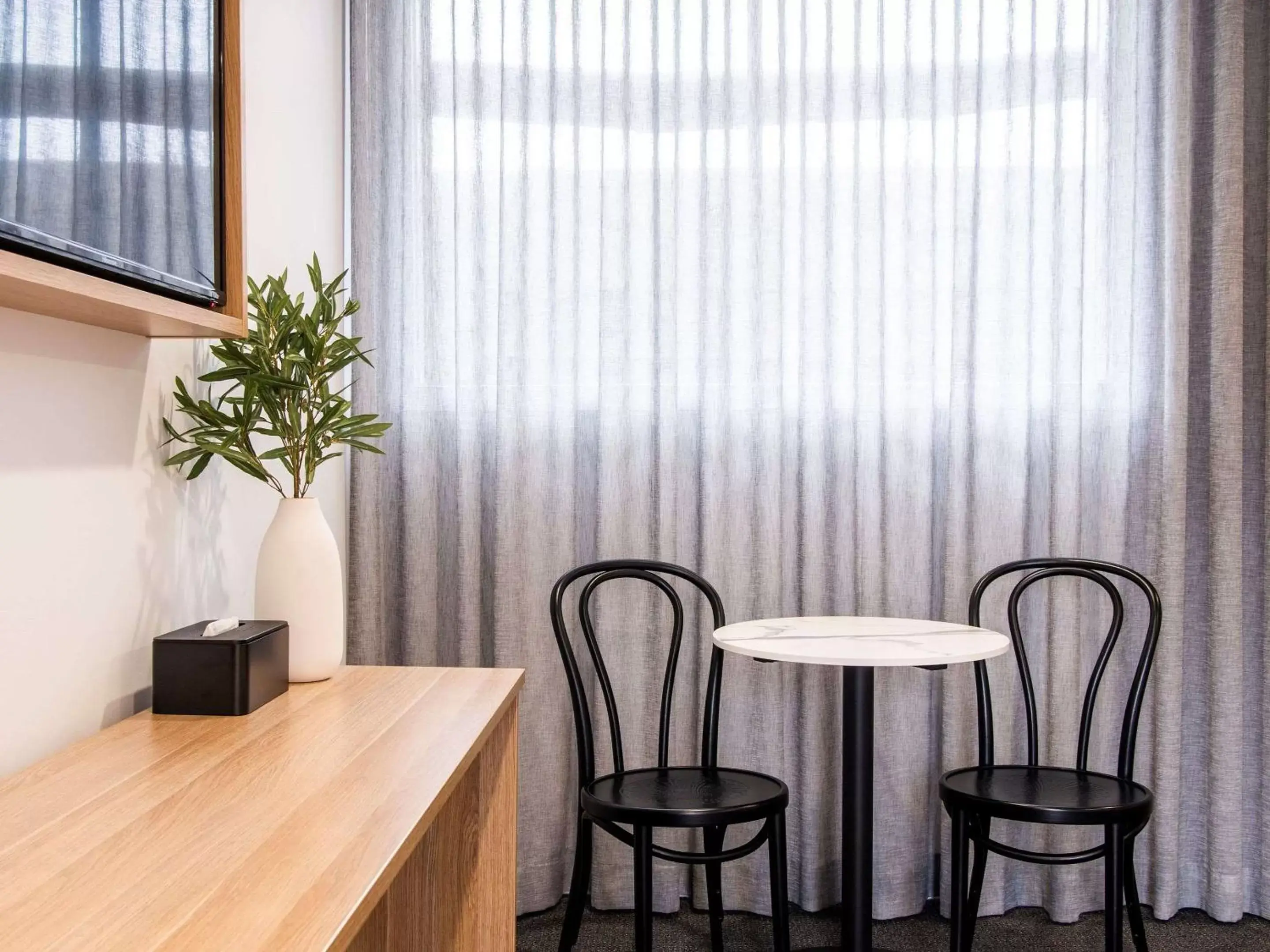 Photo of the whole room, Seating Area in Aden Hotel Mudgee