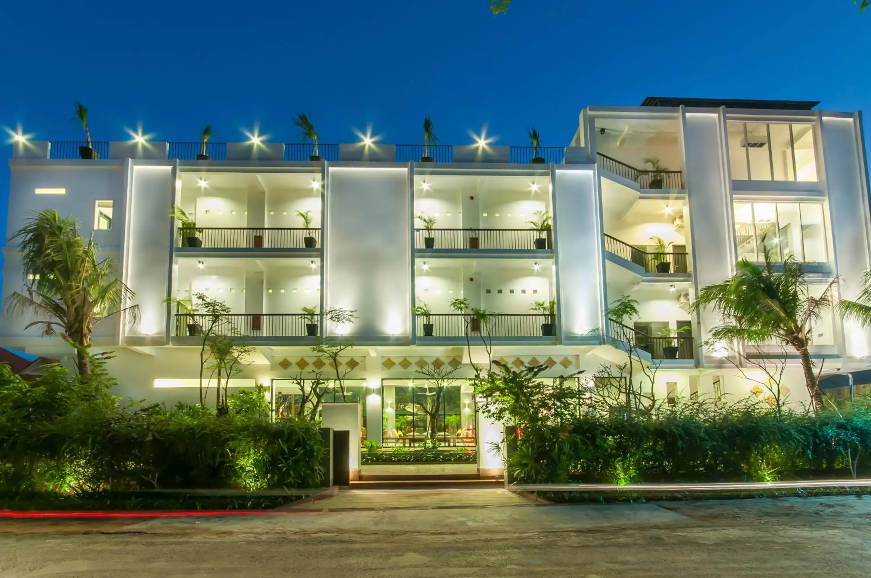 Facade/entrance in Landing Gold by Amatak