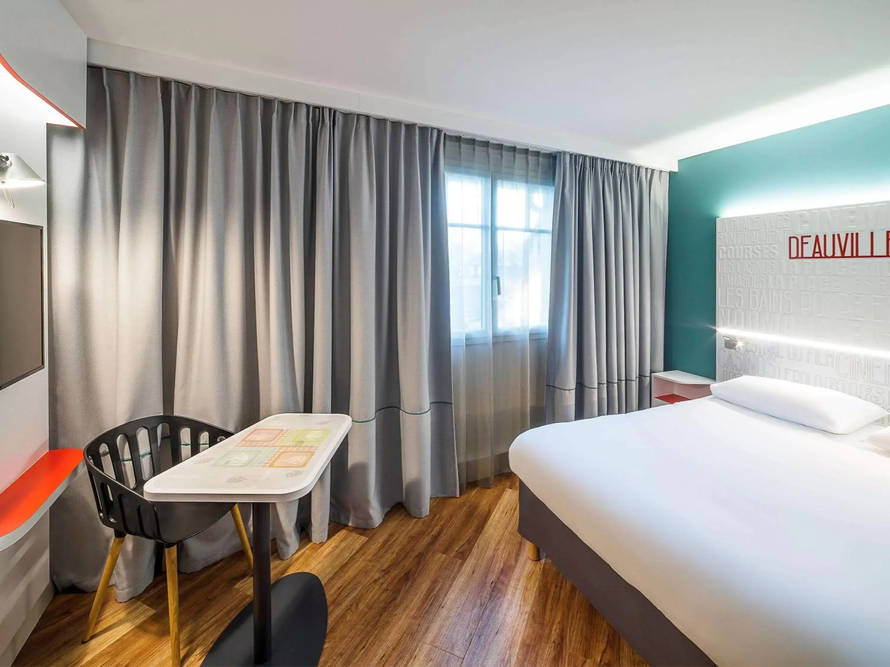 Photo of the whole room in ibis Styles Deauville Centre