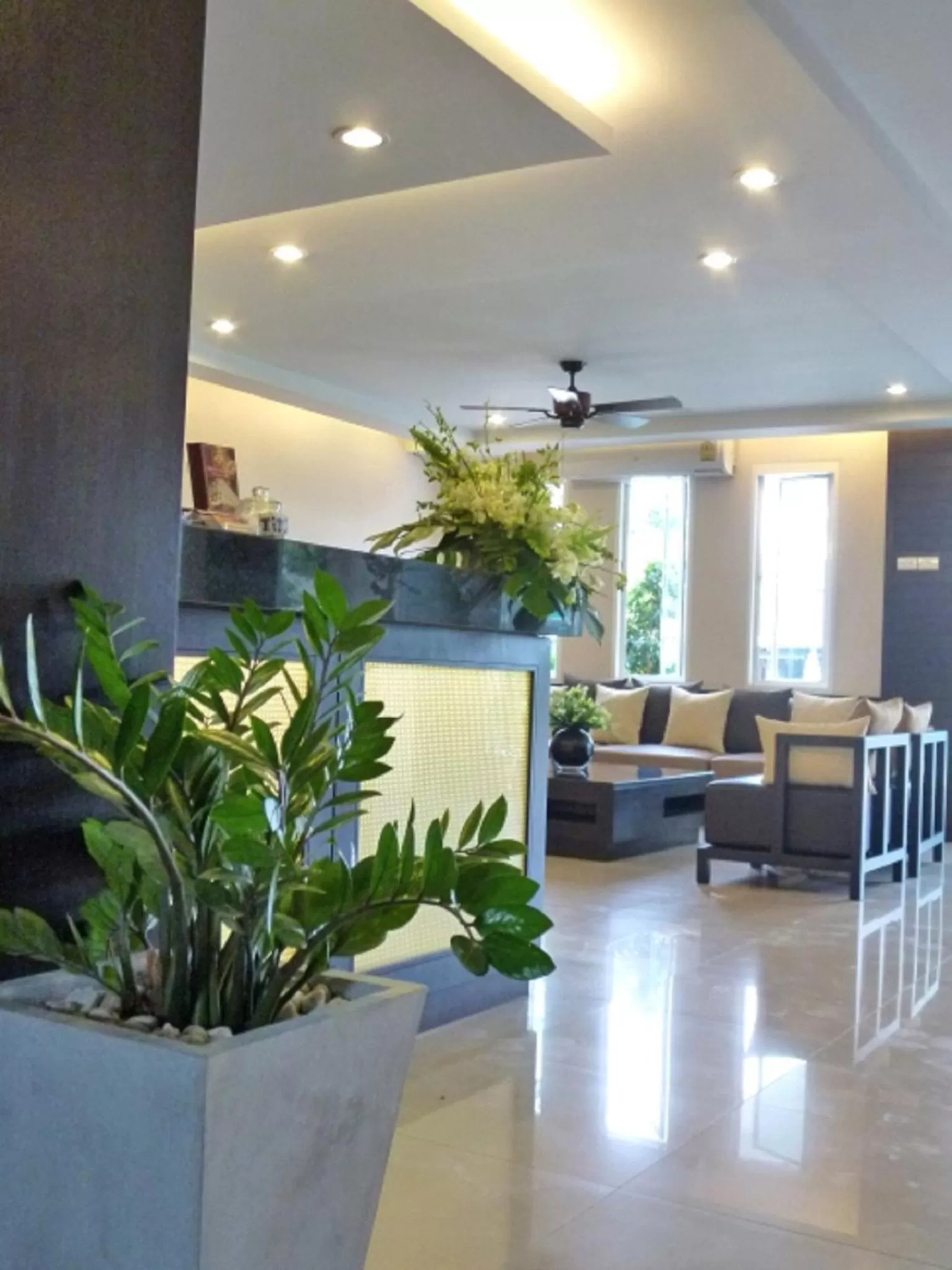 Lobby or reception in Sinsuvarn Airport Suite Hotel