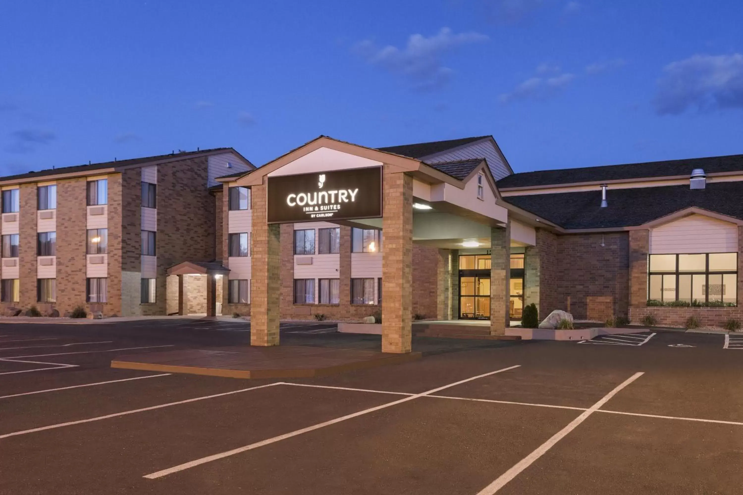 Sunset, Facade/Entrance in Country Inn & Suites by Radisson, Coon Rapids, MN