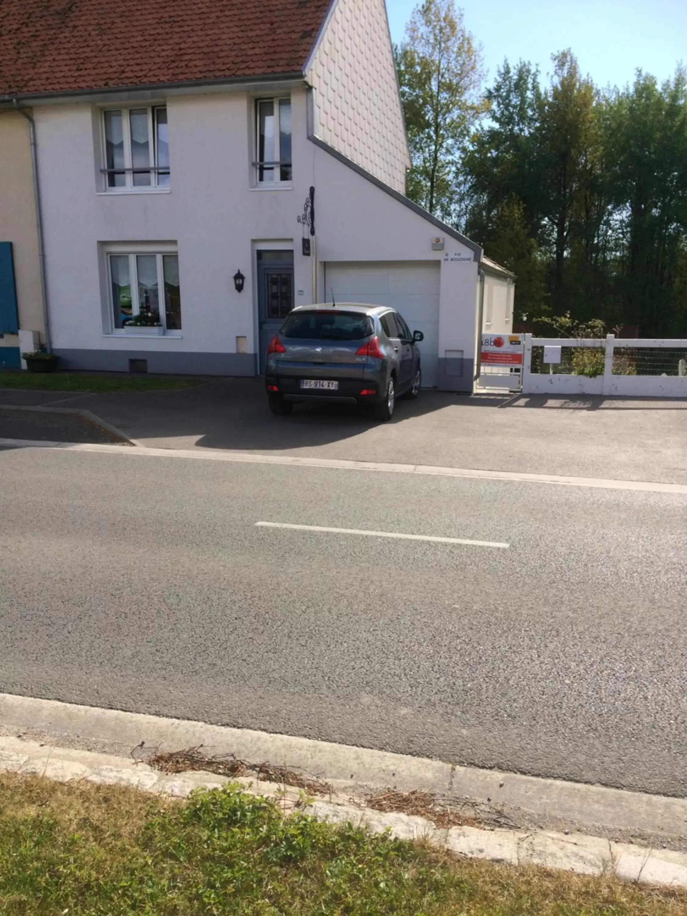 Facade/entrance, Property Building in La Mansarde