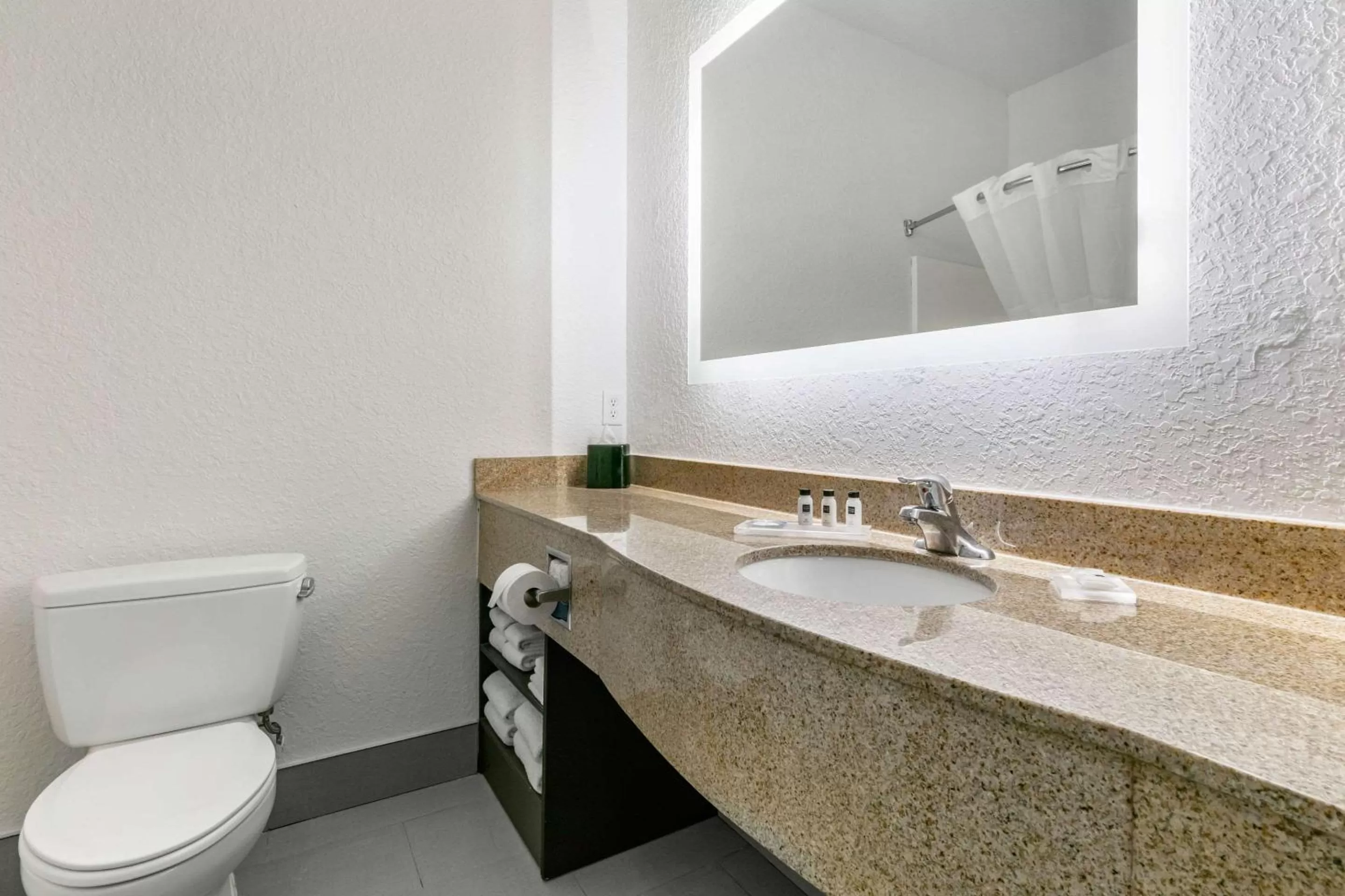 Photo of the whole room in Clarion Pointe Columbus-Bradley Park