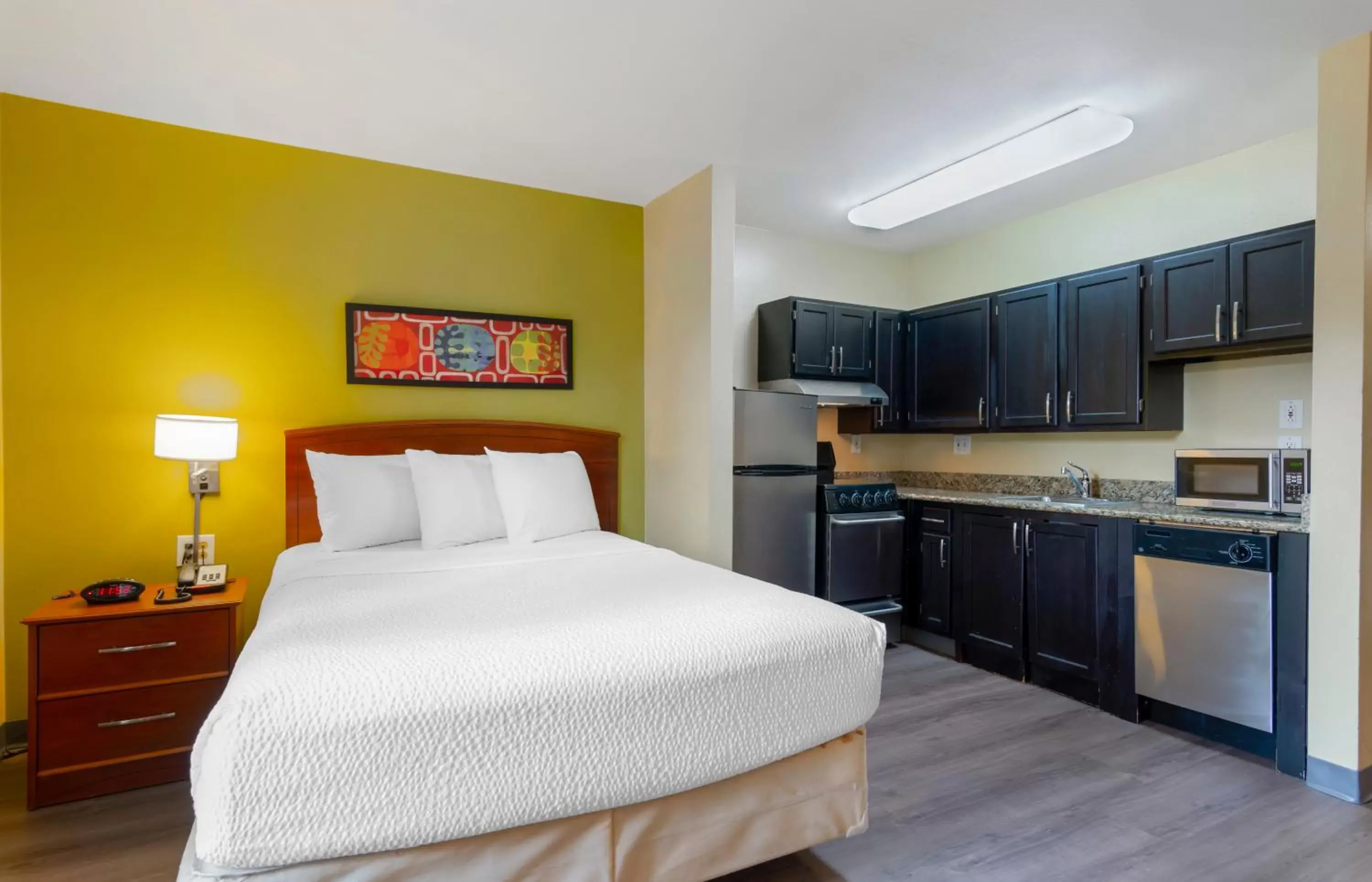 Bed, Kitchen/Kitchenette in Extended Stay America Suites - Atlanta - Norcross