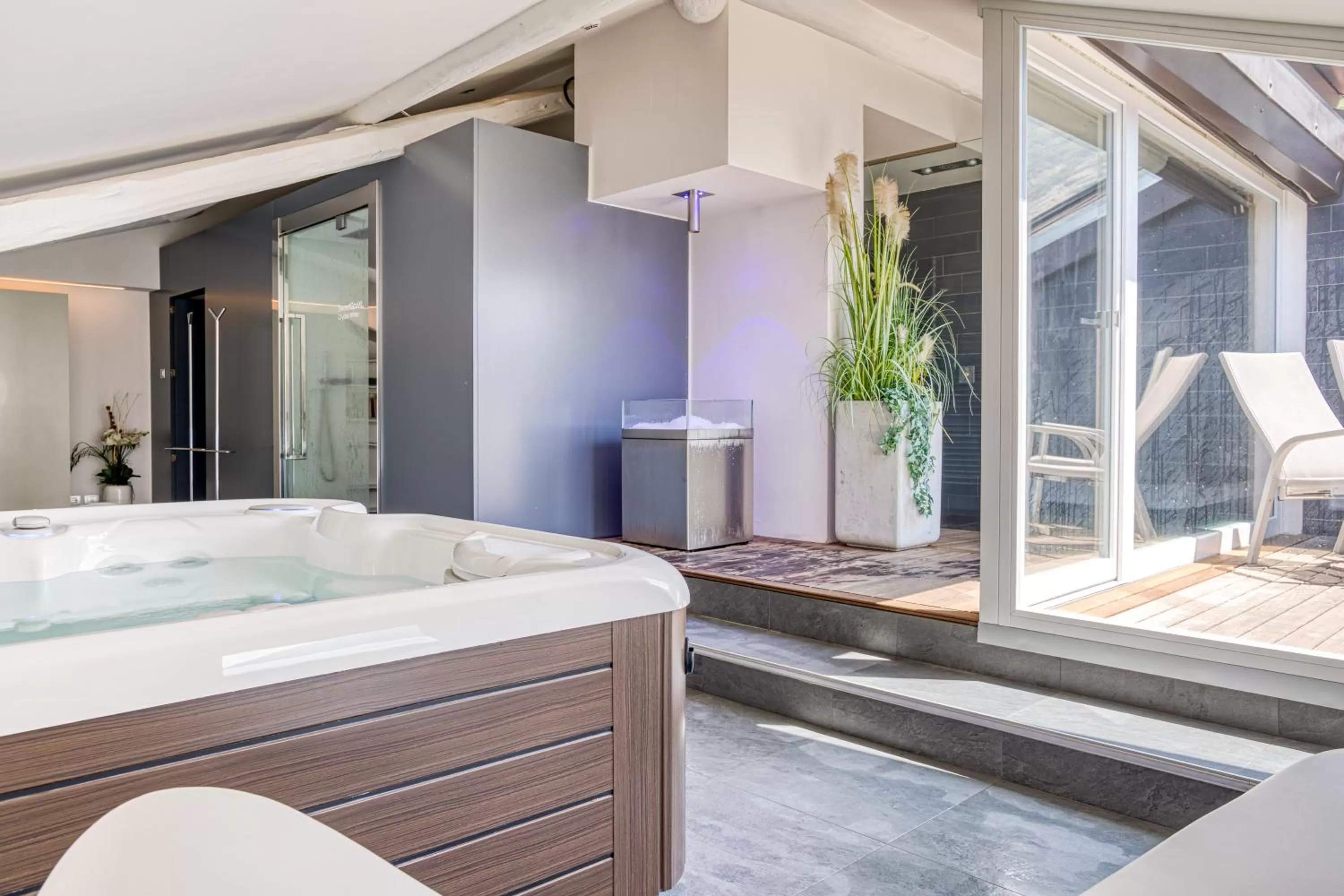 Hot Tub in Hotel Lago Di Garda