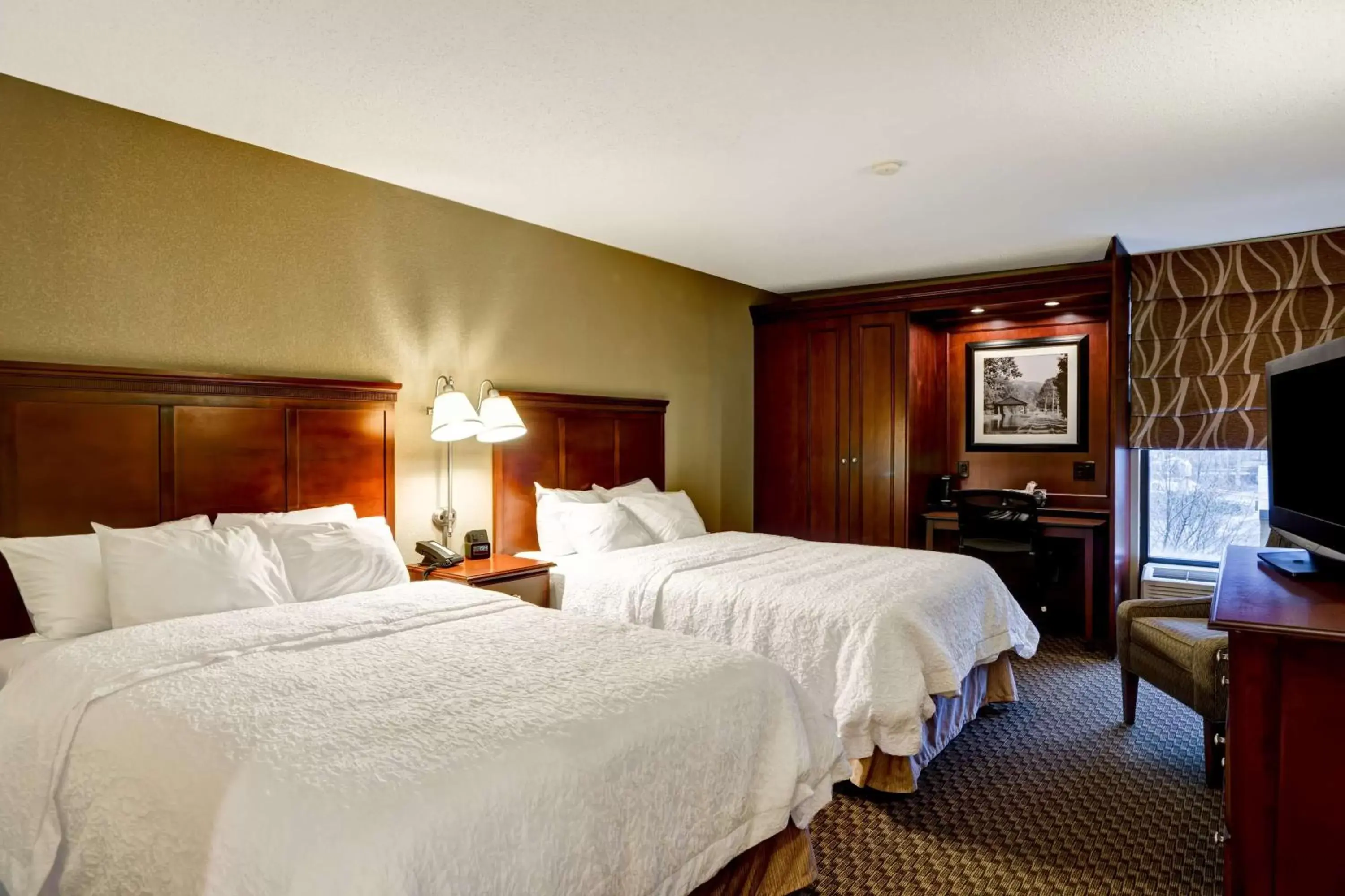 Bedroom, Bed in Hampton Inn Fairmont