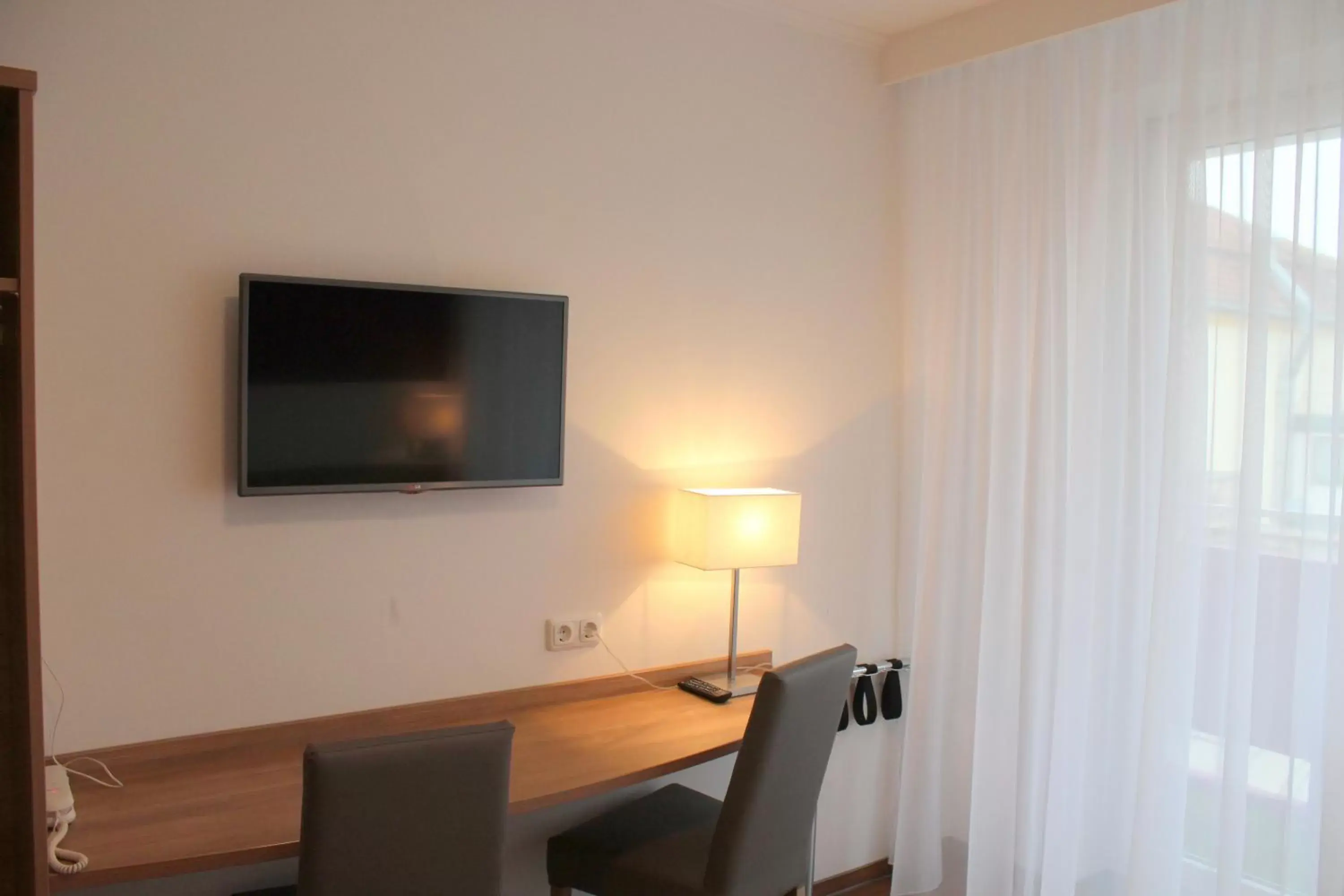 TV and multimedia, TV/Entertainment Center in Hotel S16