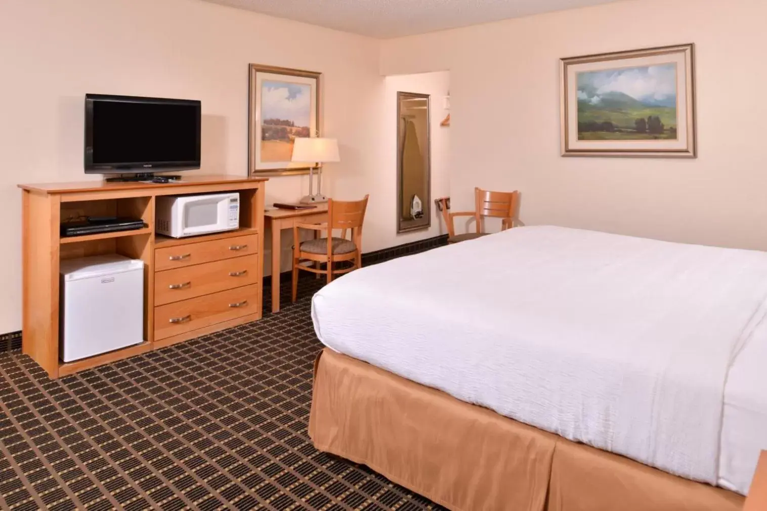 Photo of the whole room, Bed in Campus Inn & Suites Eugene Downtown