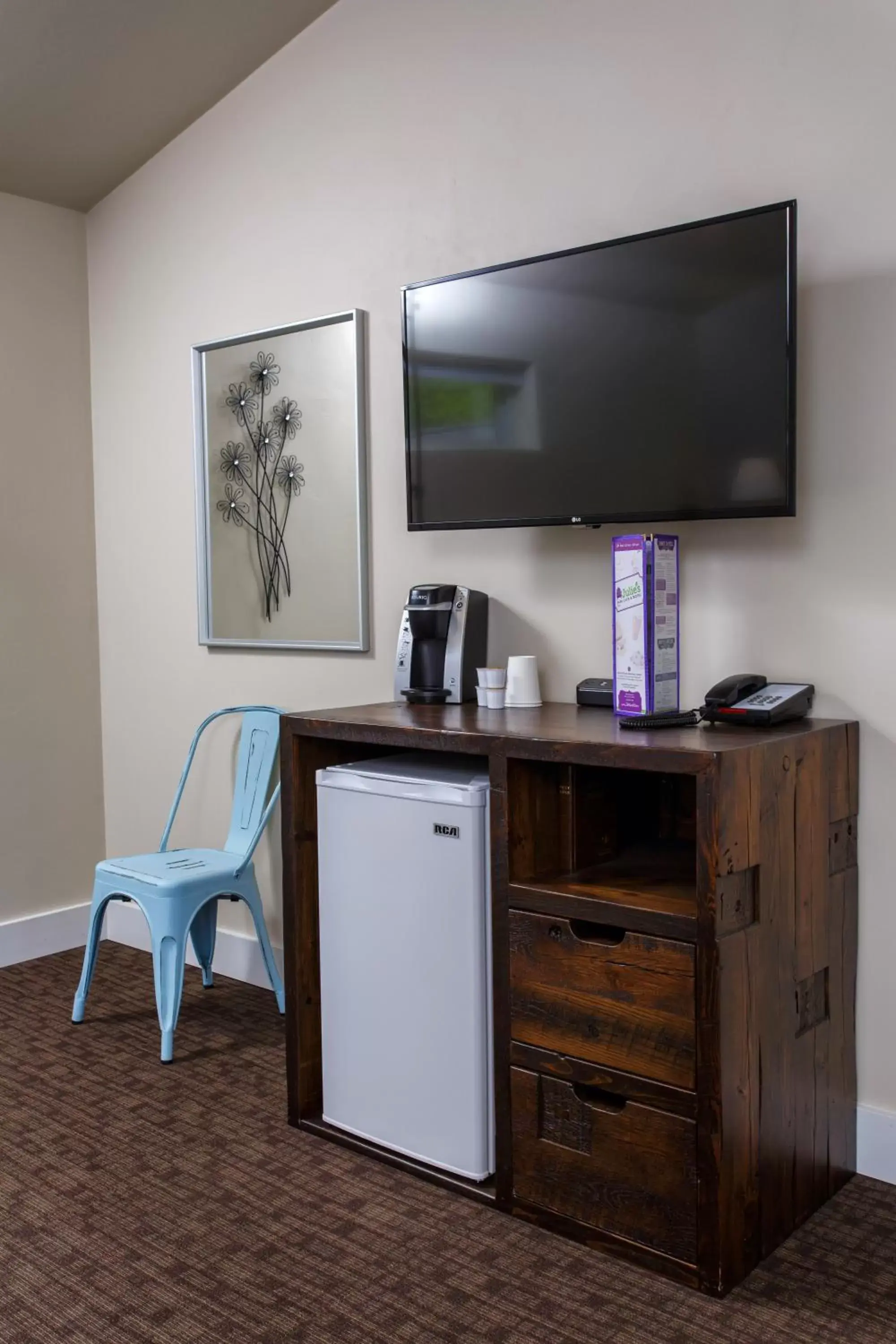 Coffee/tea facilities, TV/Entertainment Center in Julie's Park Cafe & Motel