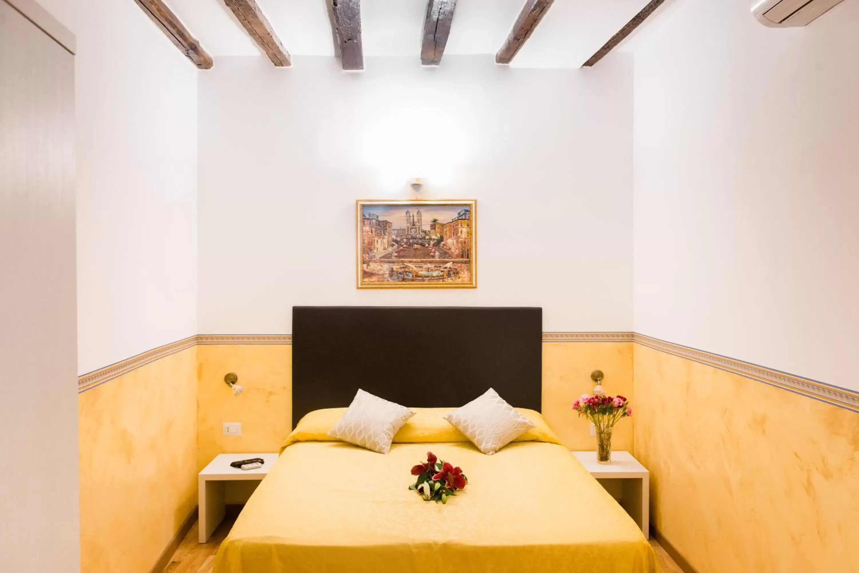 Photo of the whole room, Bed in Domus Popolo