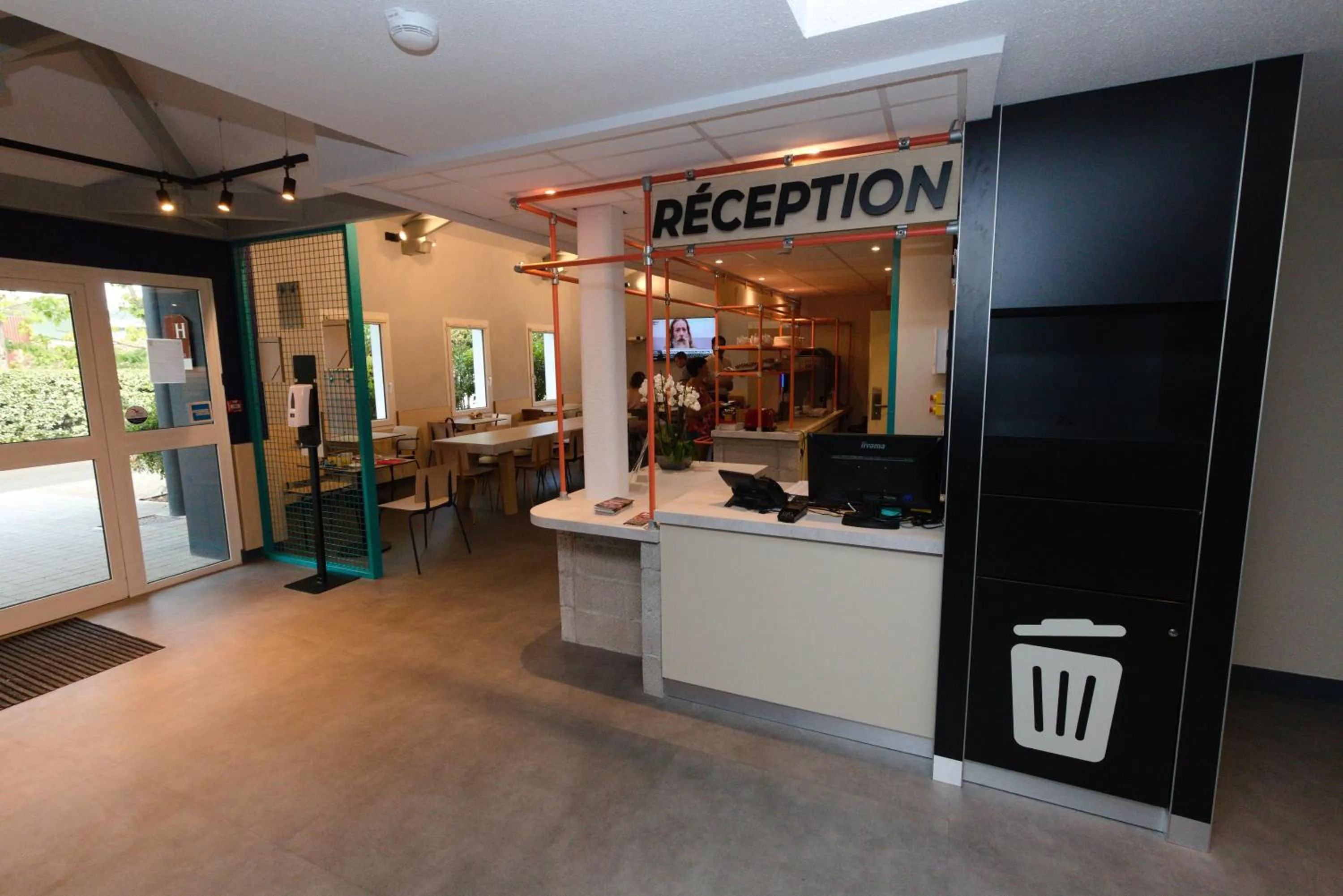 Lobby or reception in ibis Budget La Teste Bassin d'Arcachon