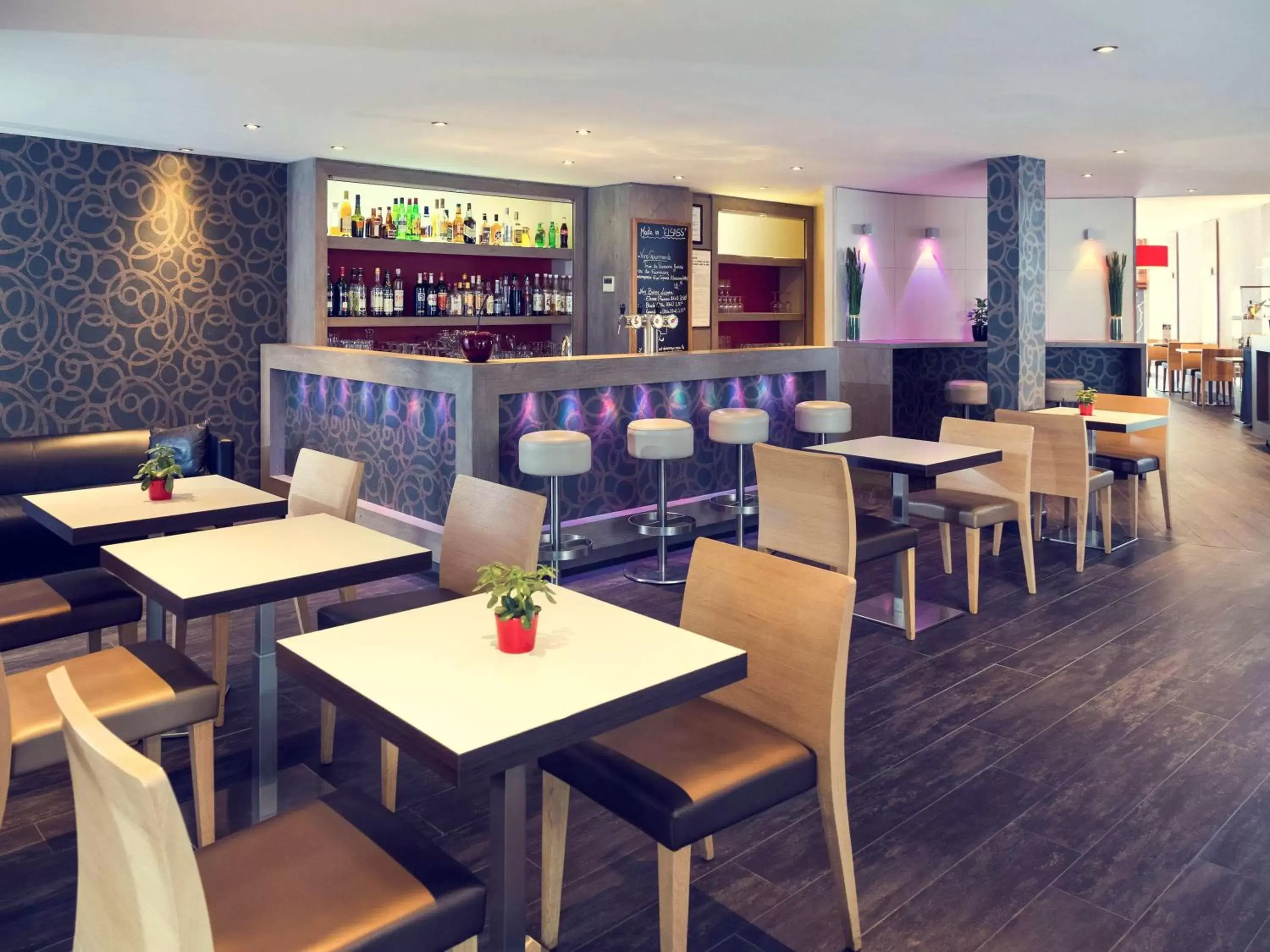 Lounge or bar, Restaurant/Places to Eat in Mercure Strasbourg Aéroport