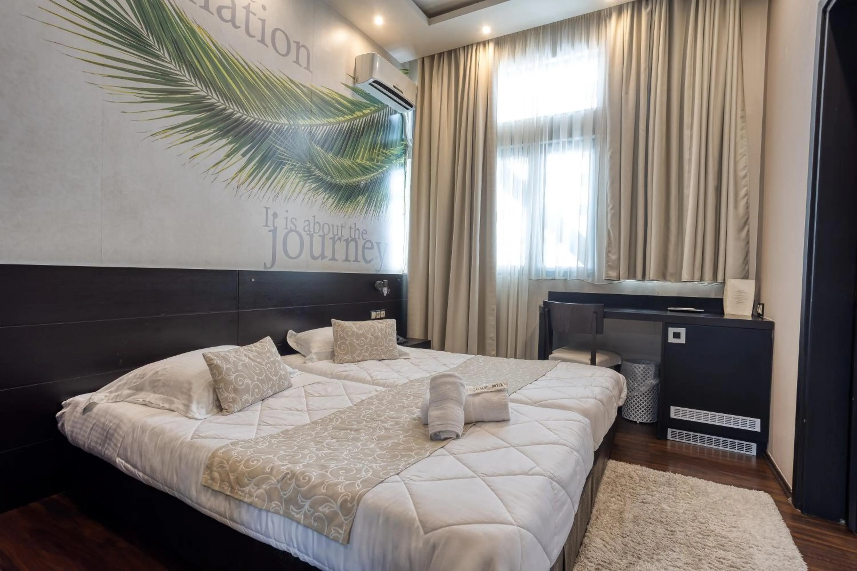 Photo of the whole room, Bed in Gallery Art Hotel