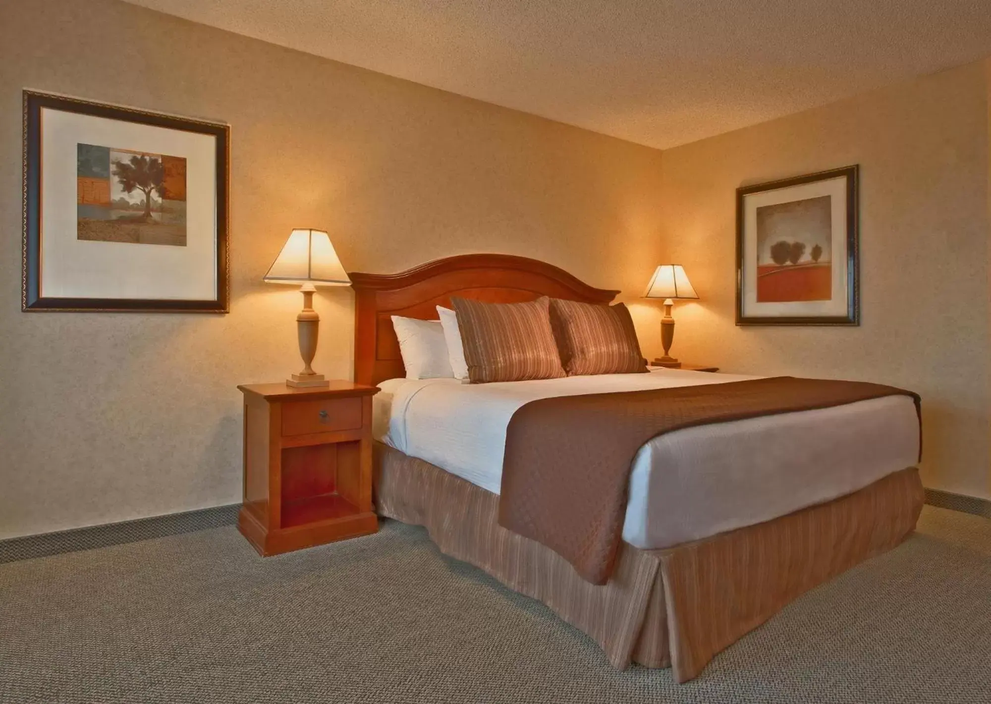 Bed in Red Lion Hotel Coos Bay