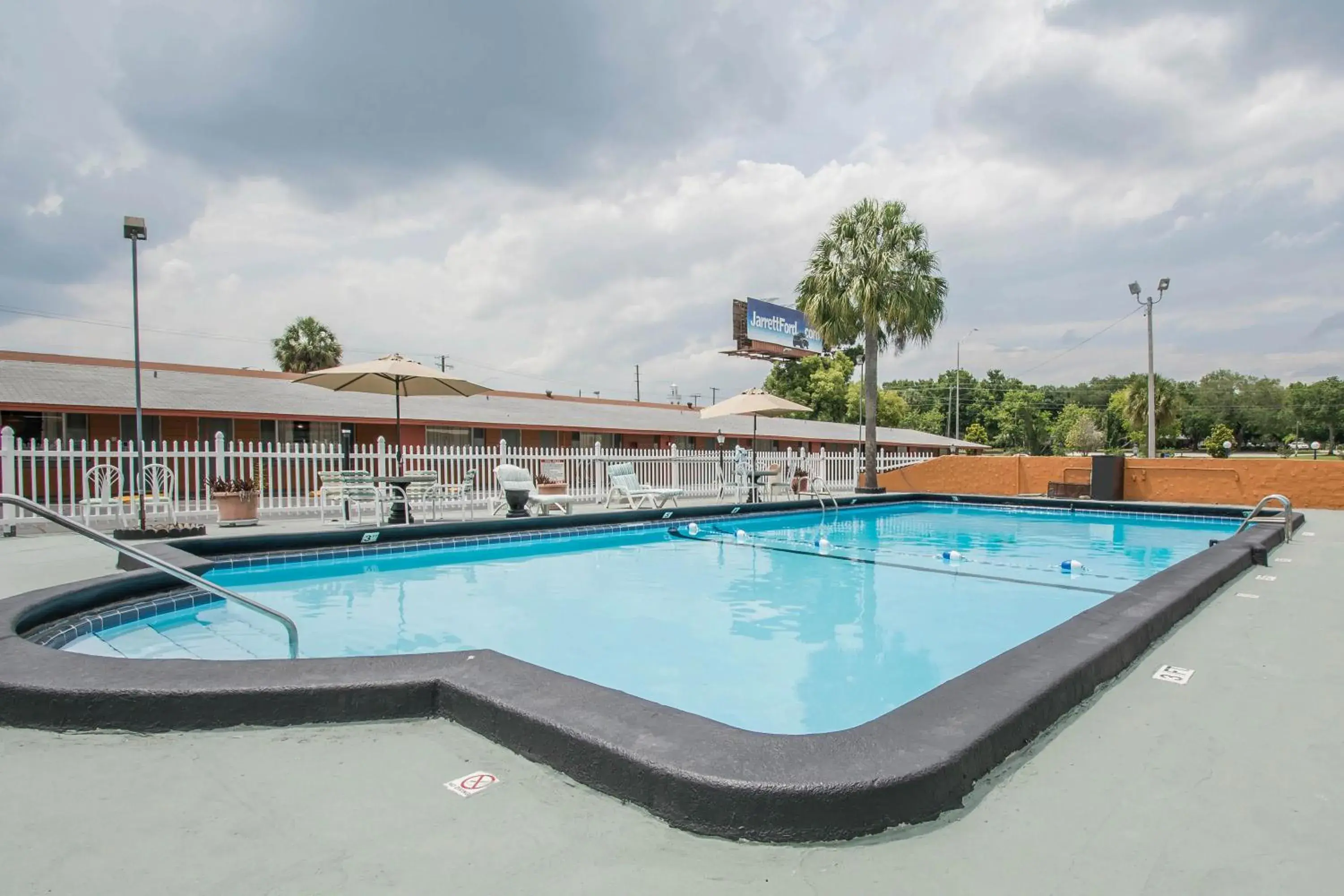 Swimming pool in Rodeway Inn & Suites Winter Haven Chain of Lakes Swimming pool in Rodeway Inn & Suites Winter Haven Chain of Lakes