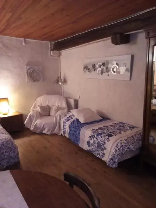 Bedroom, Bed in Manoir Le Cristal - Futuroscope a petit prix , grandes chambres familiales 5-6 personnes ,