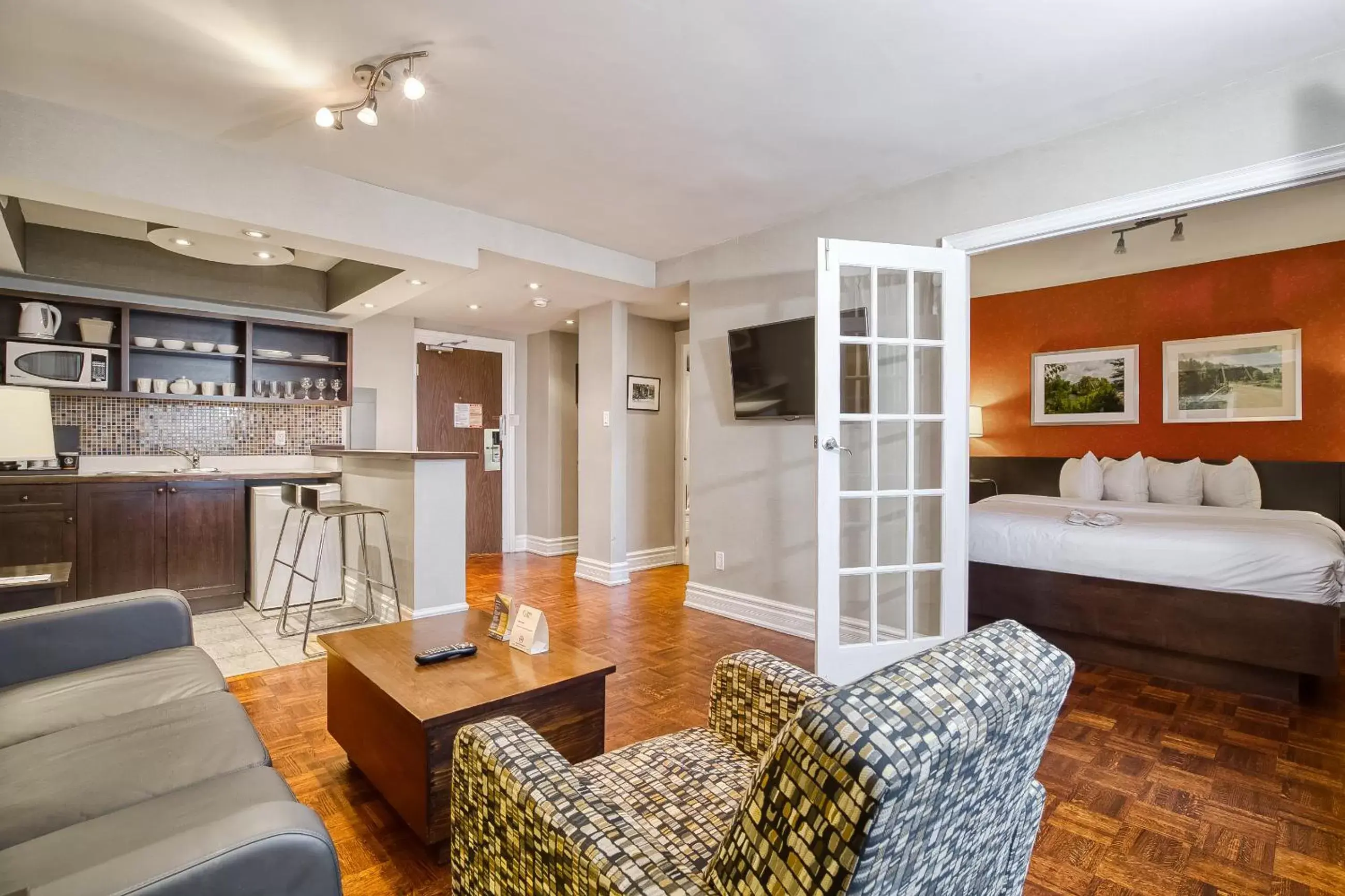 Living room, Seating Area in Town Inn Suites Hotel