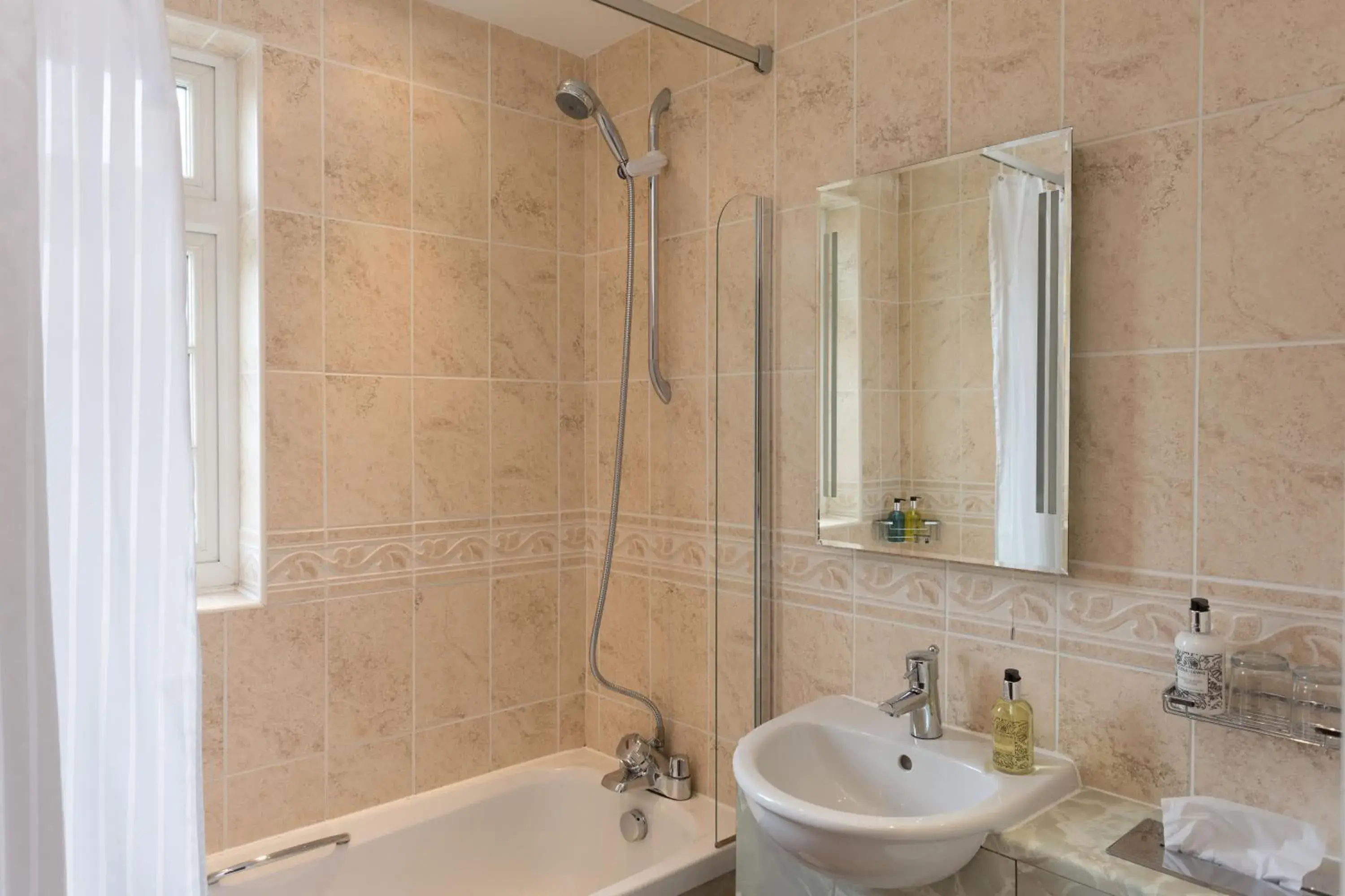 Bathroom in Best Western Sysonby Knoll