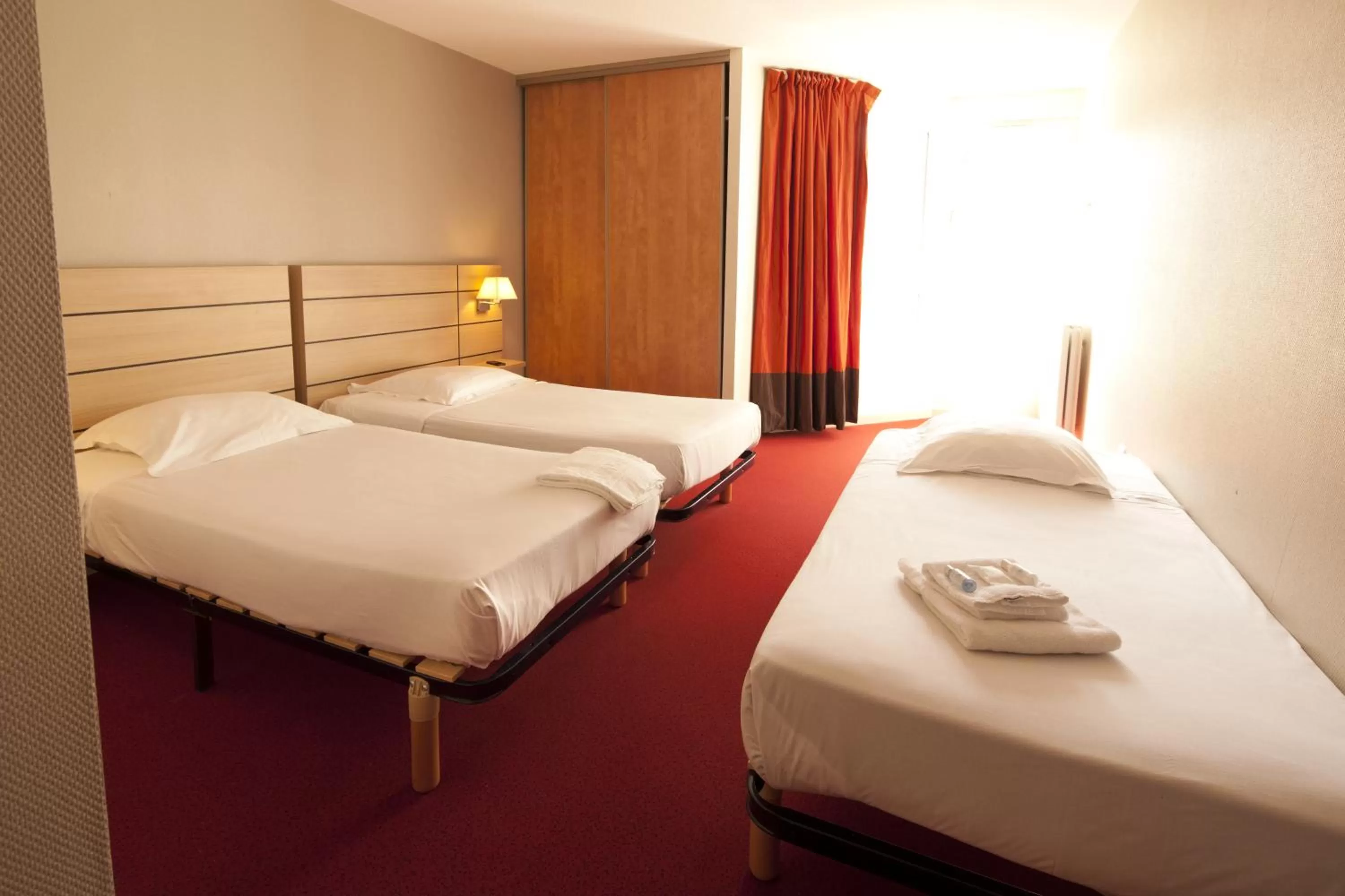 Photo of the whole room in Villa Mariale by Popinns