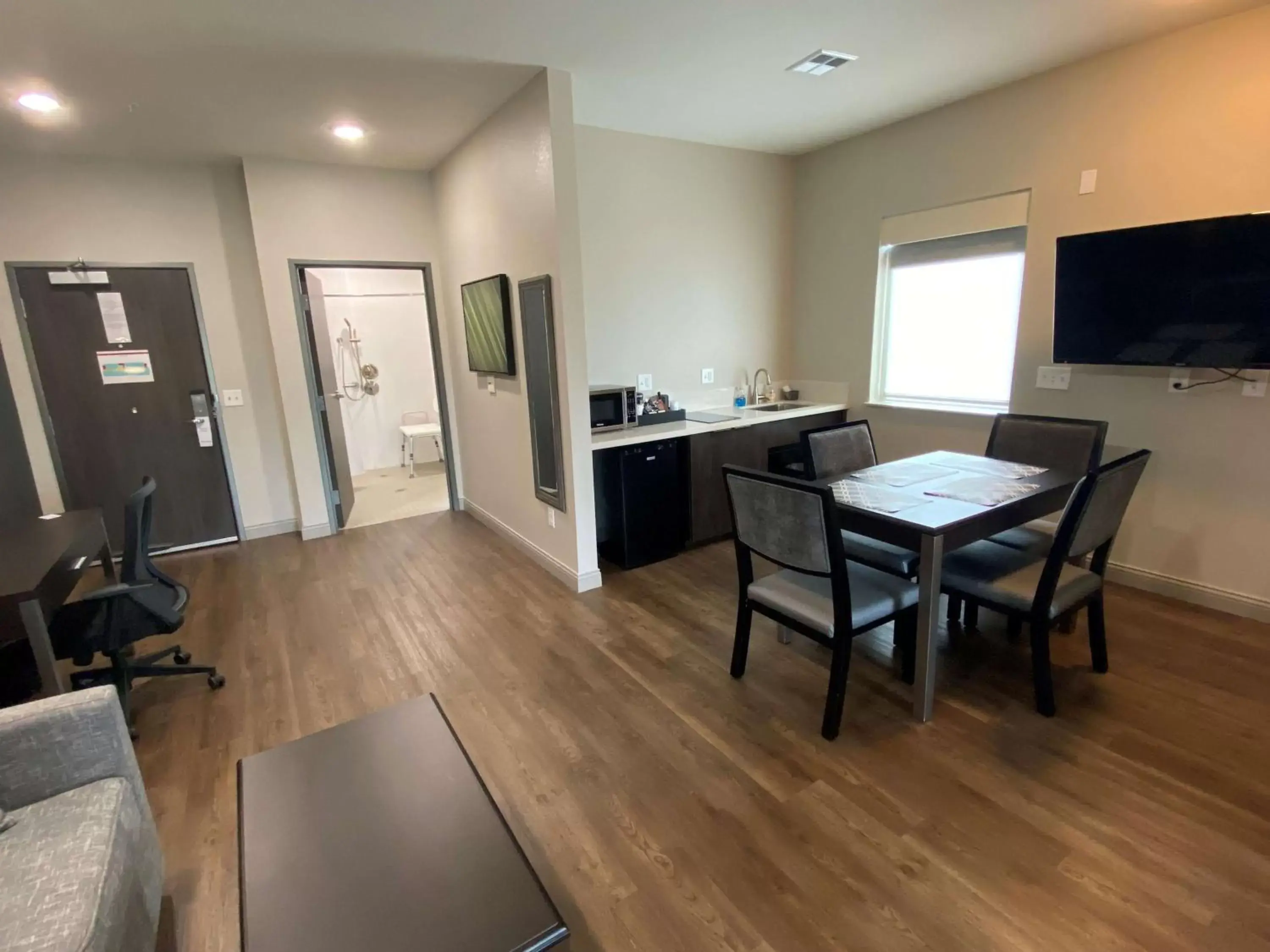 Bedroom, Dining Area in Best Western Plus Louisville North