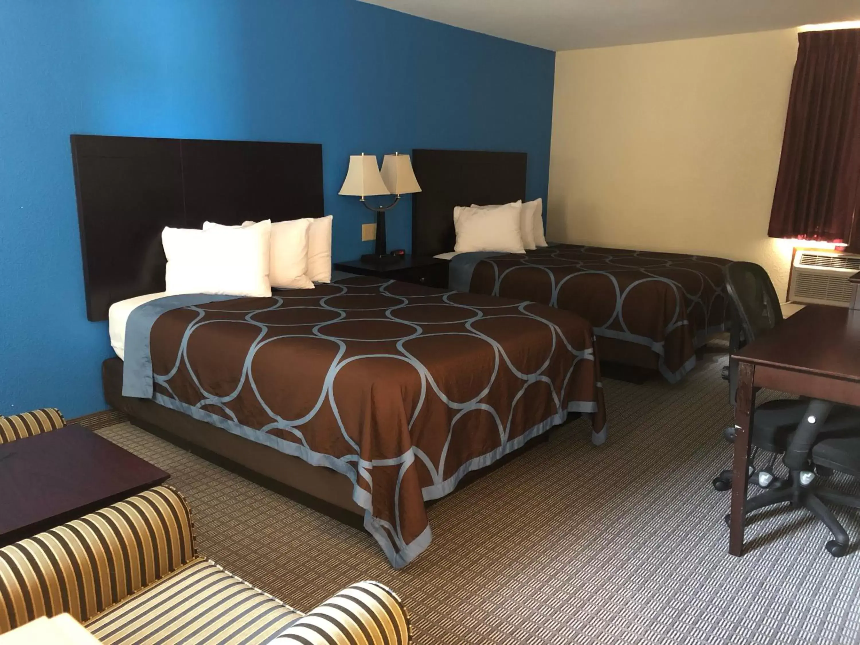 Bed in Amerivu Inn & Suites