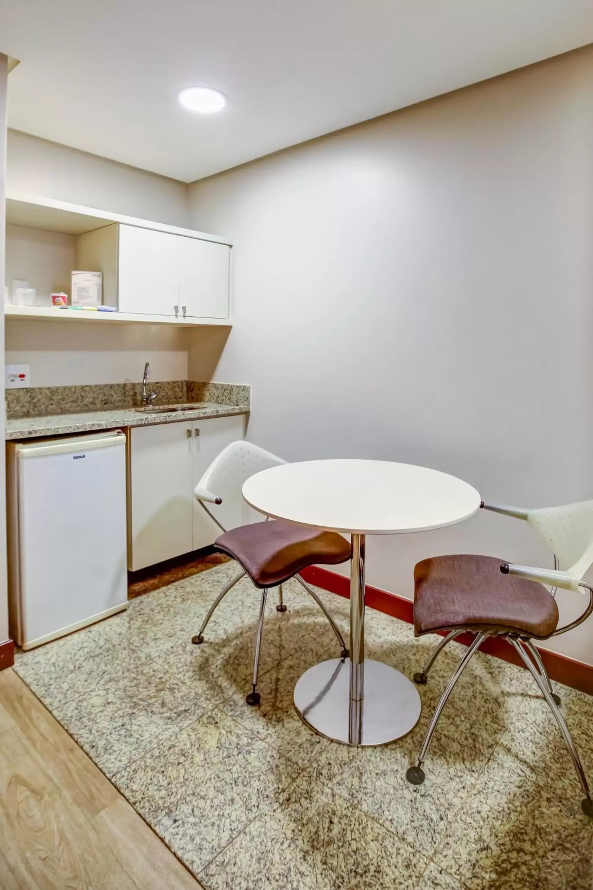 Communal kitchen, Kitchen/Kitchenette in Comfort Suites Brasília