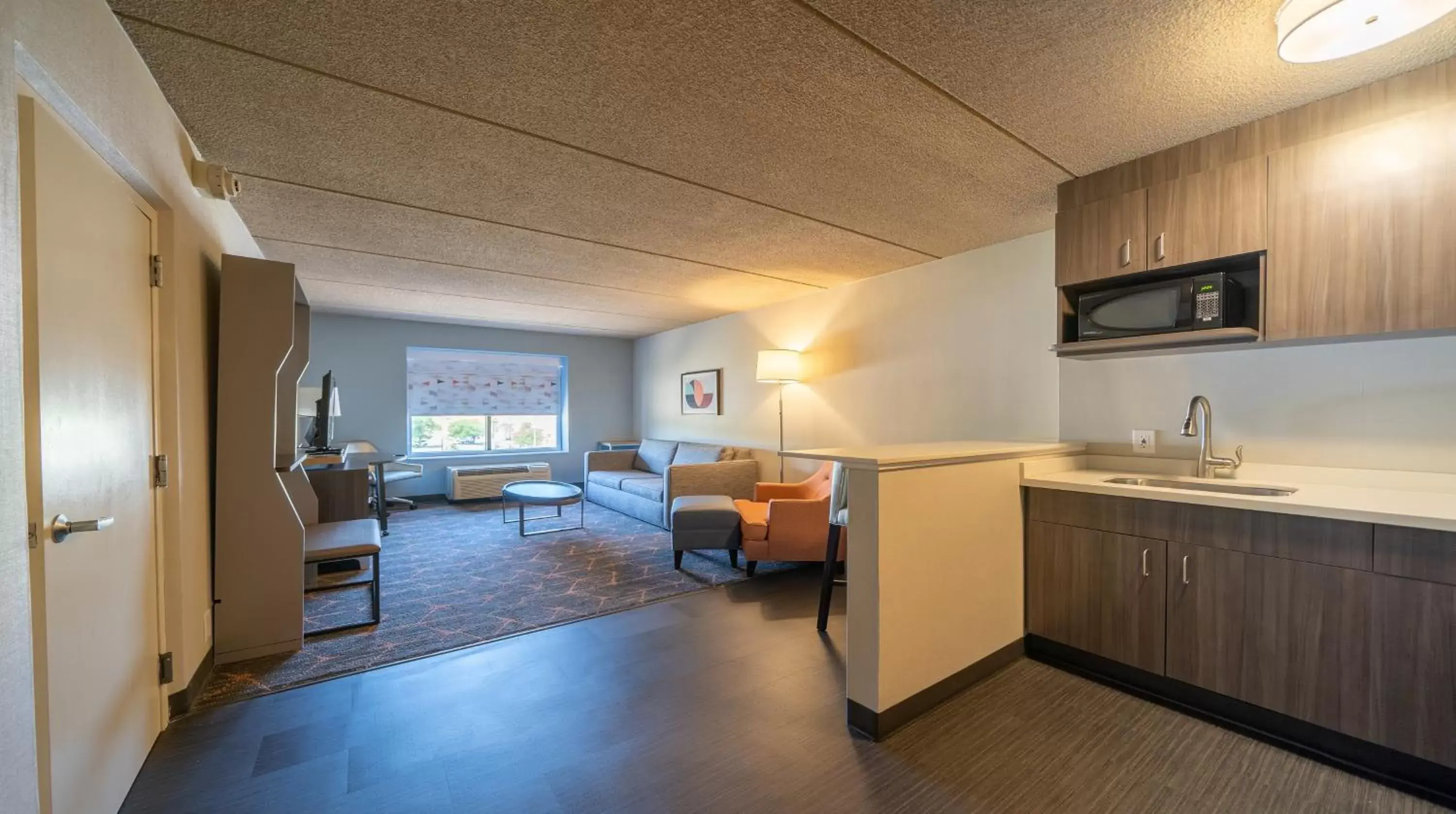 Photo of the whole room, Kitchen/Kitchenette in Holiday Inn Cleveland - South Independence, an IHG Hotel