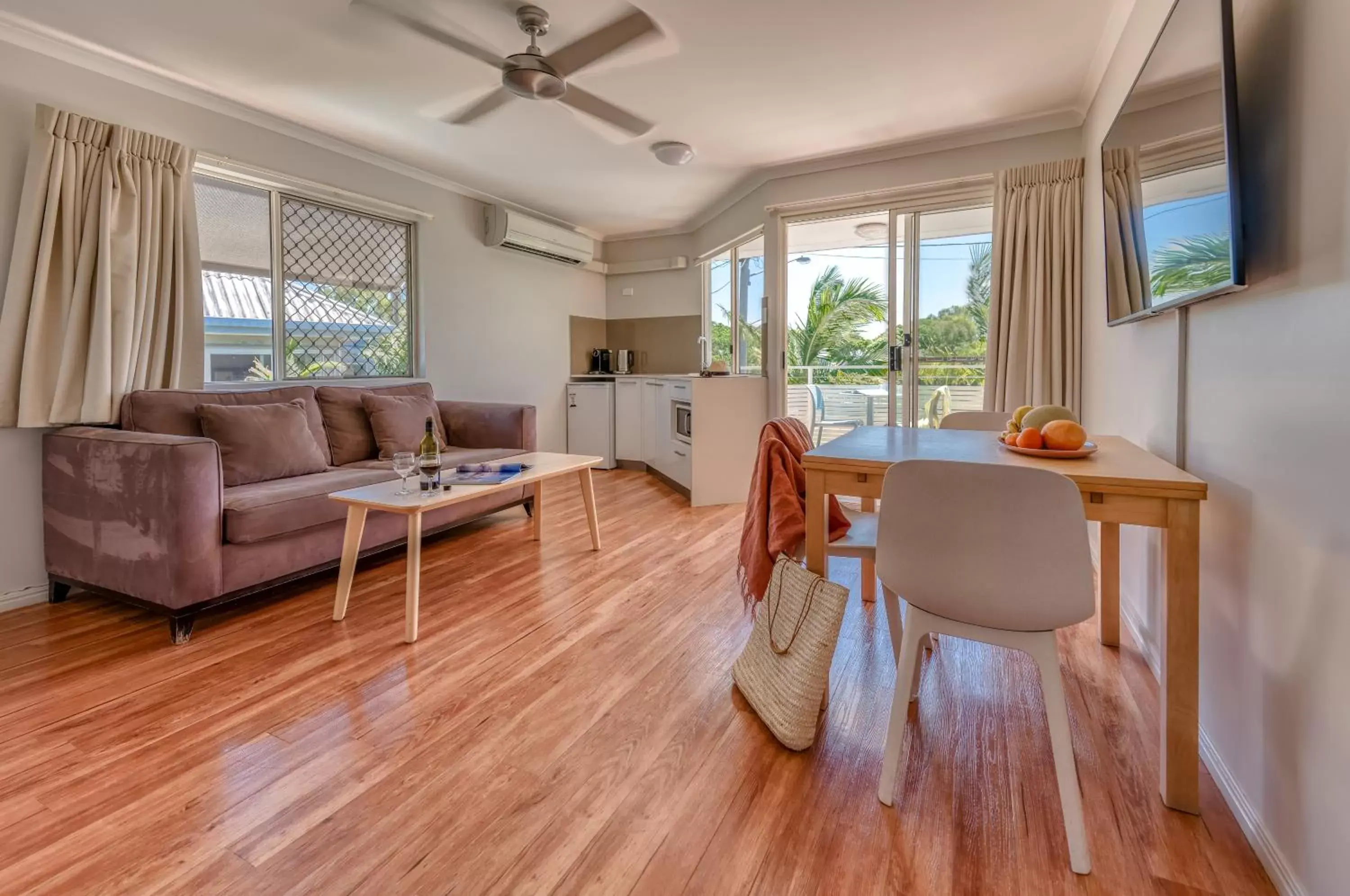 Living room, Seating Area in Noosa Sun Motel