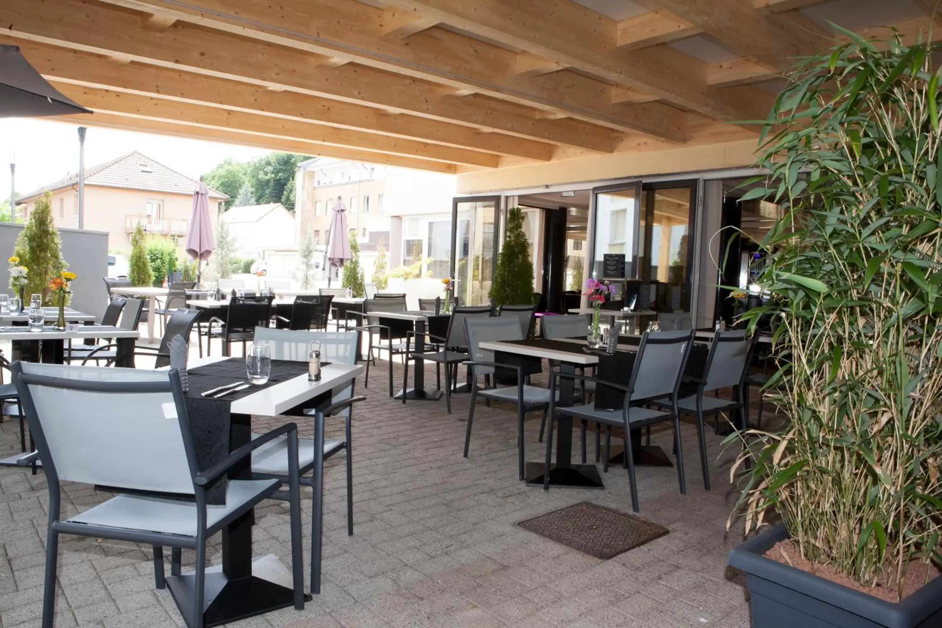 Patio, Restaurant/Places to Eat in Kyriad Montbeliard Sochaux