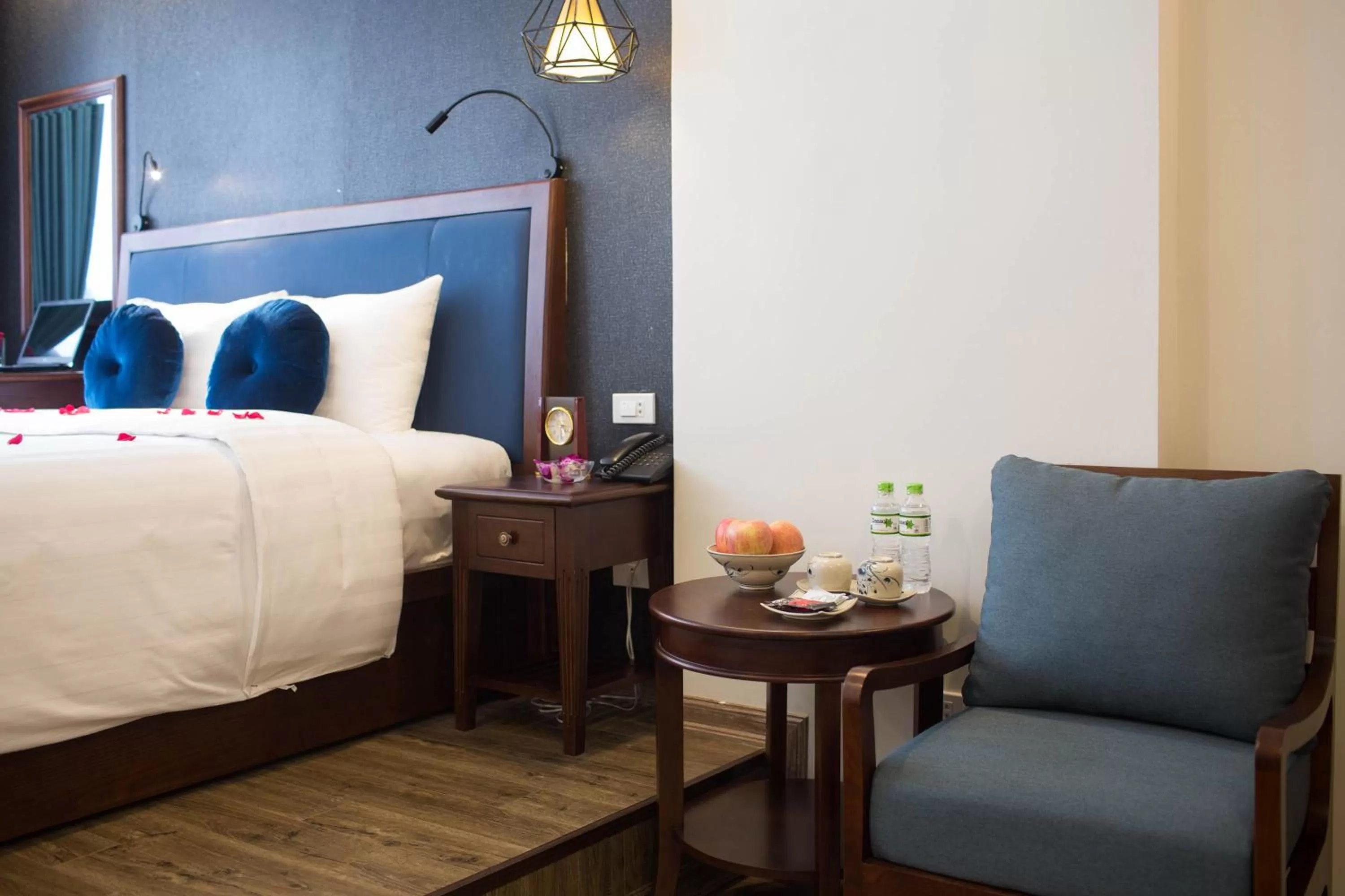 Seating area, Bed in Holiday Emerald Hotel