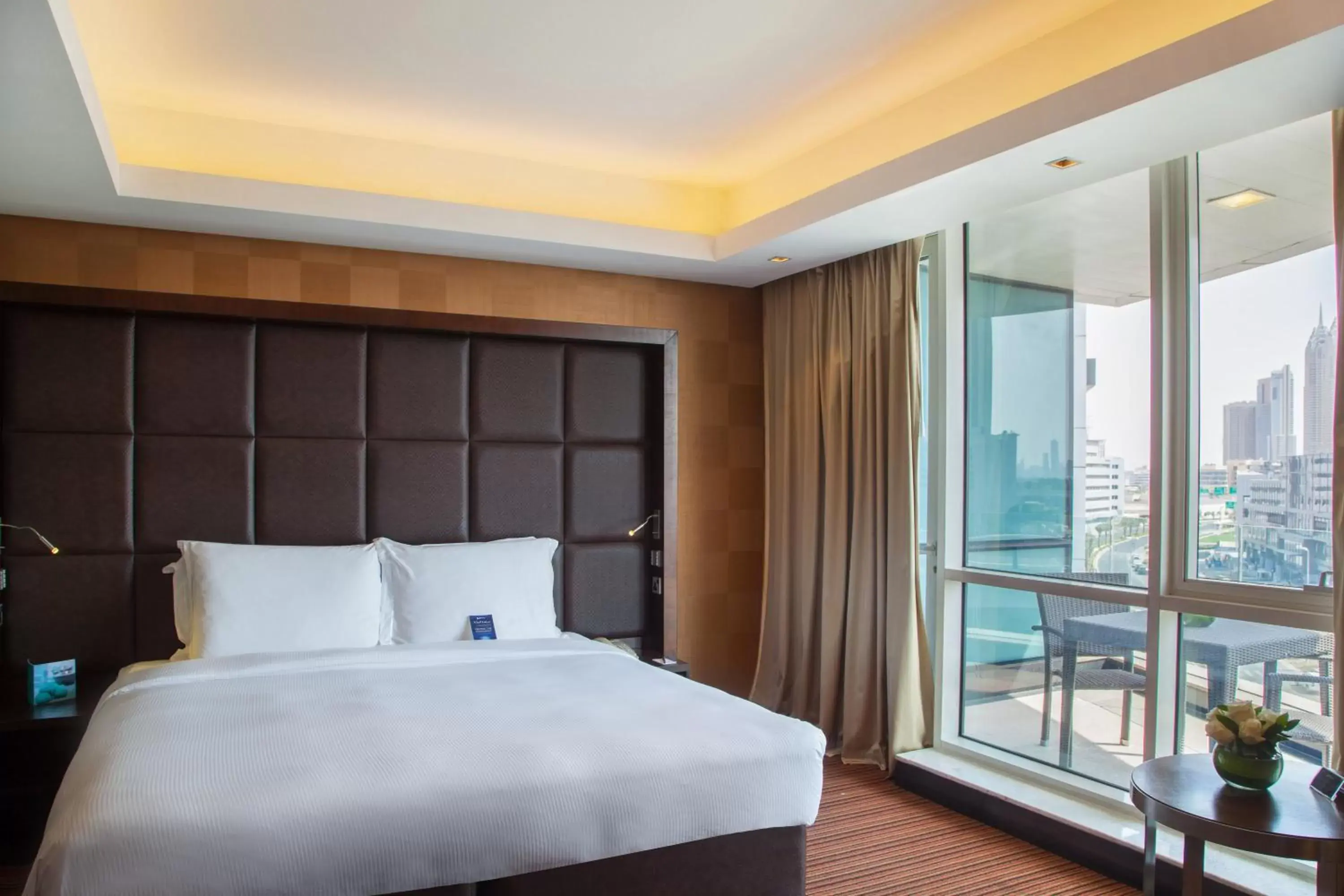 Balcony/Terrace, Bed in Radisson Blu Hotel, Dubai Media City