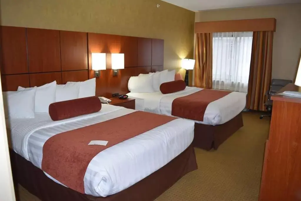 Bed in Best Western Plus Finger Lakes Inn & Suites