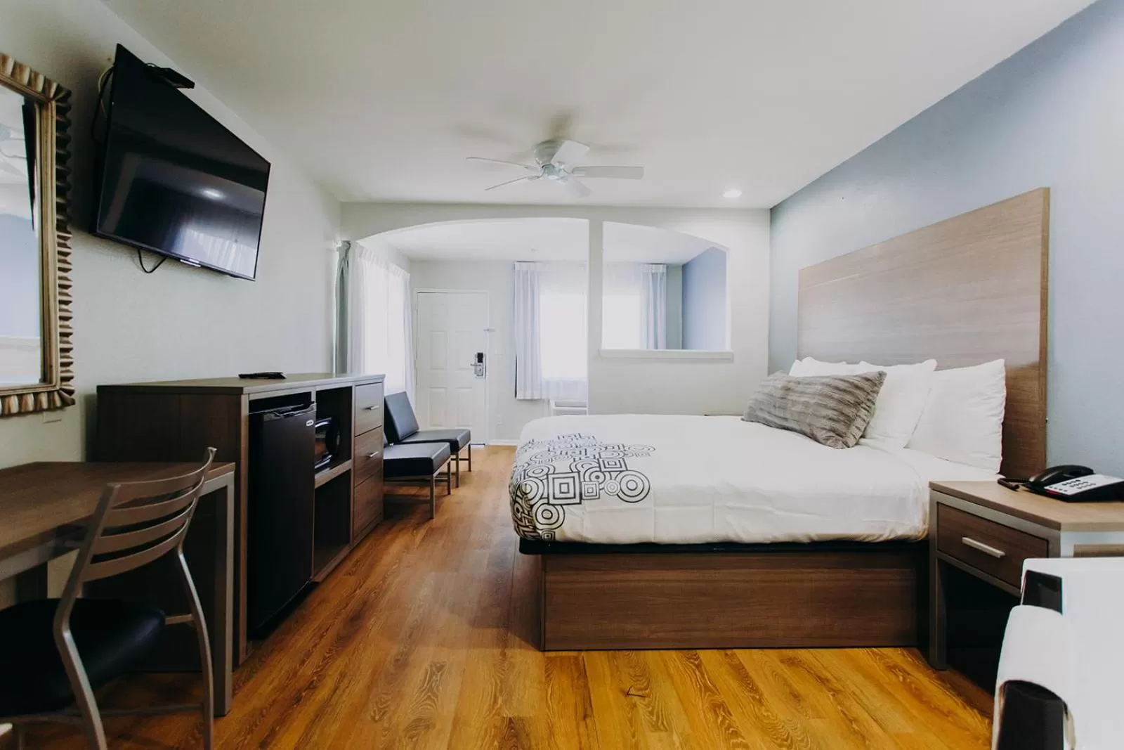 Bedroom, Bed in Scottish Inn & Suites - Kemah Boardwalk