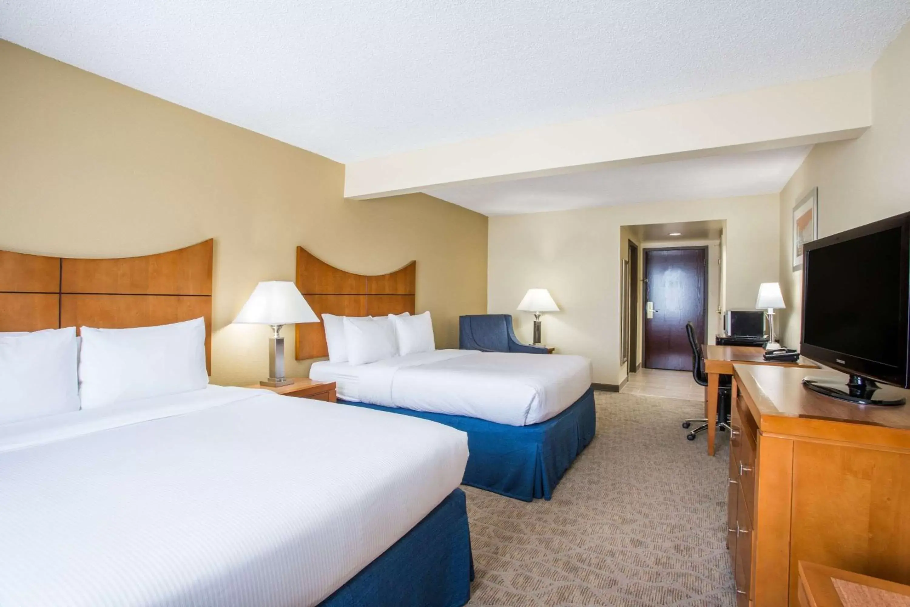 Photo of the whole room, Bed in Wingate by Wyndham - Universal Studios and Convention Center