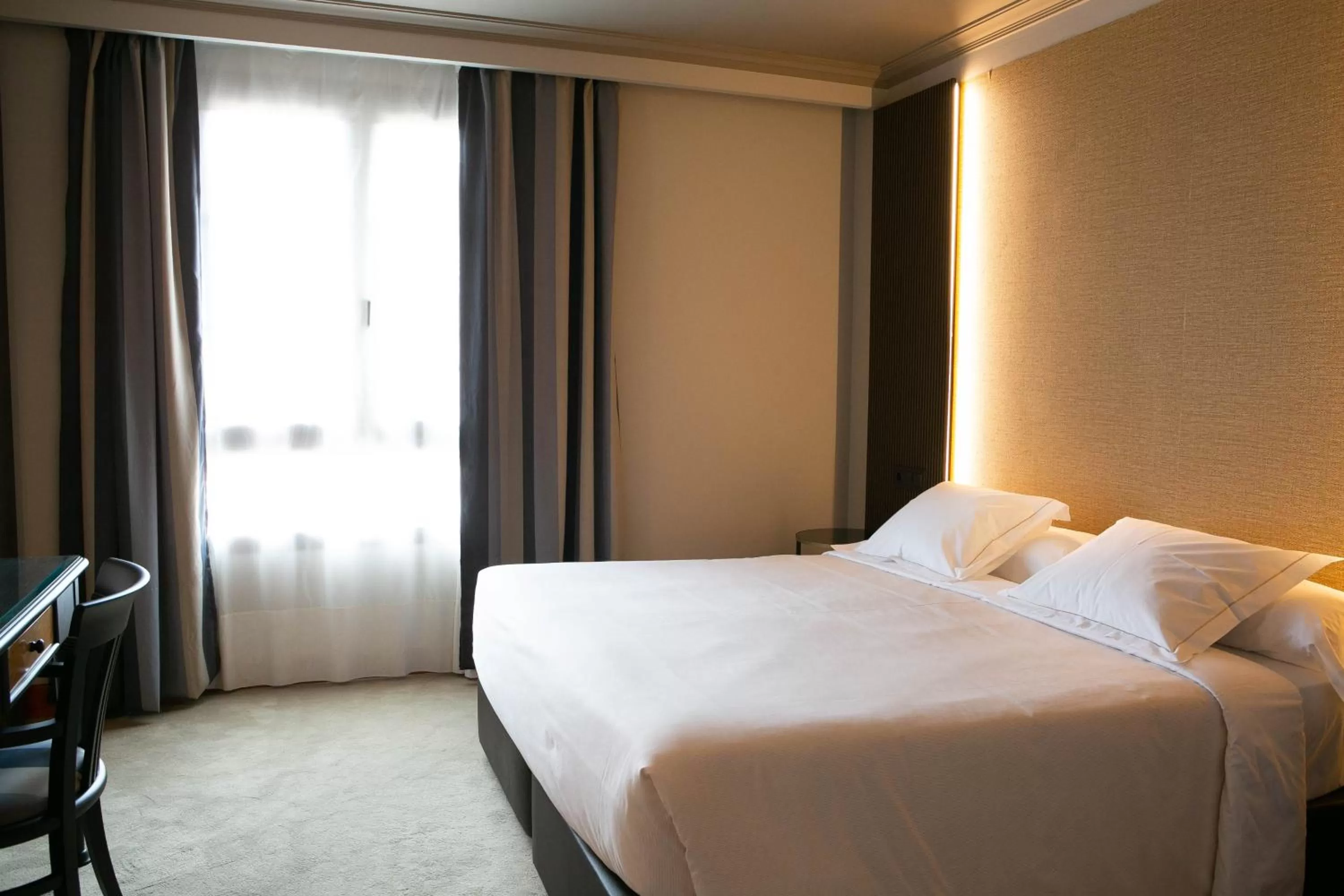 Bedroom, Bed in Hotel Sercotel Ciudad de Oviedo