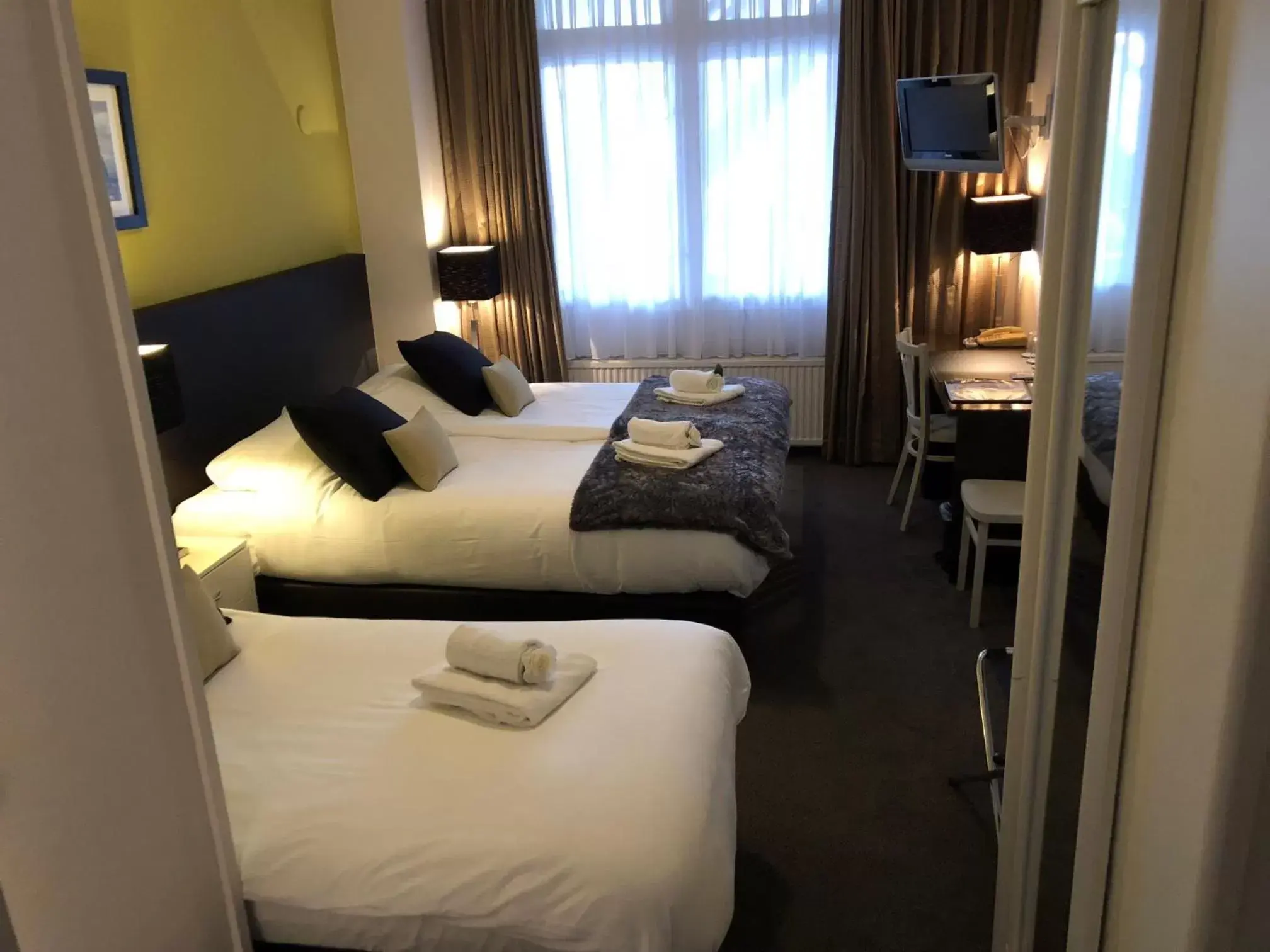 Photo of the whole room, Bed in Hotel de Keizerskroon Hoorn