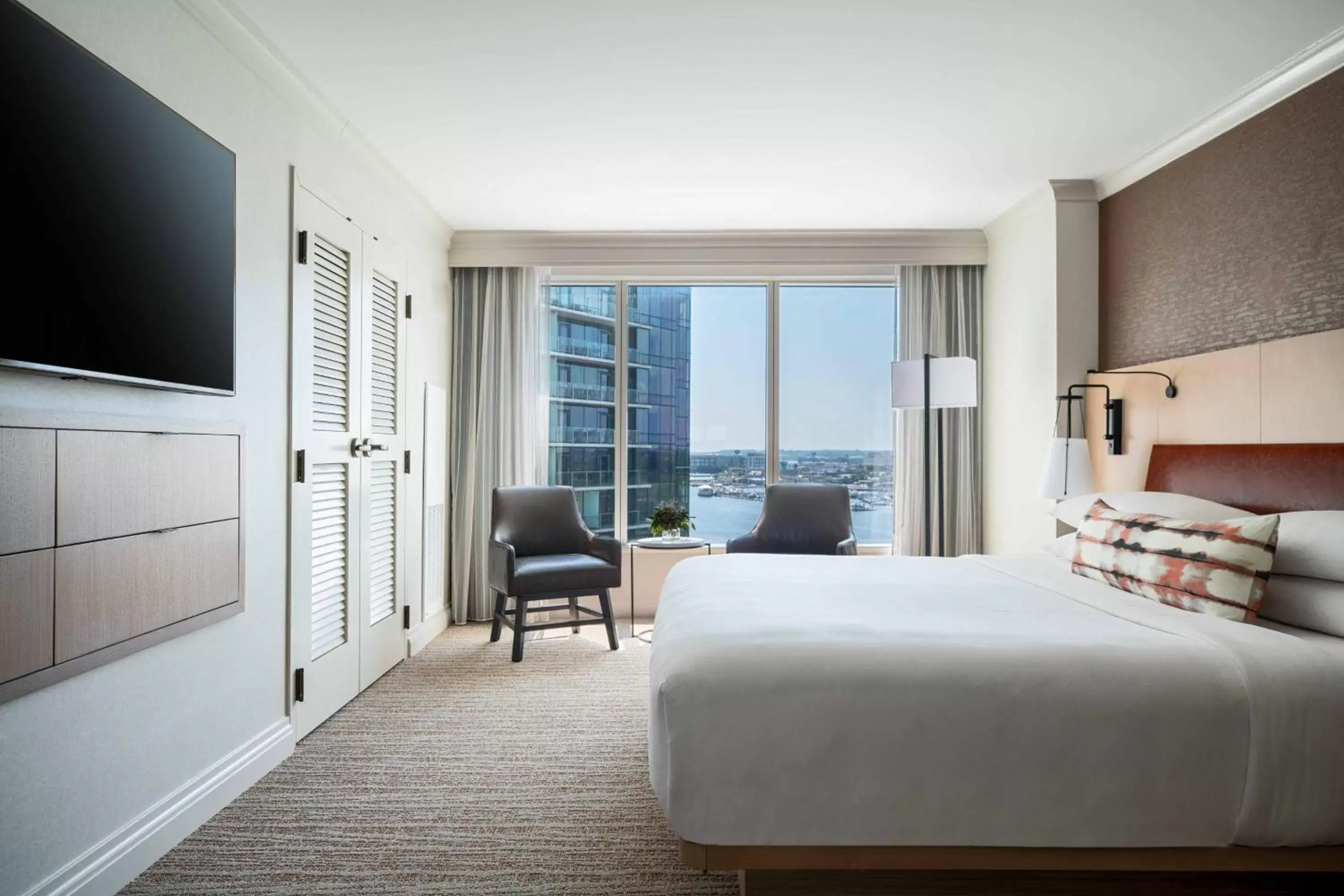 Photo of the whole room, TV/Entertainment Center in Baltimore Marriott Waterfront