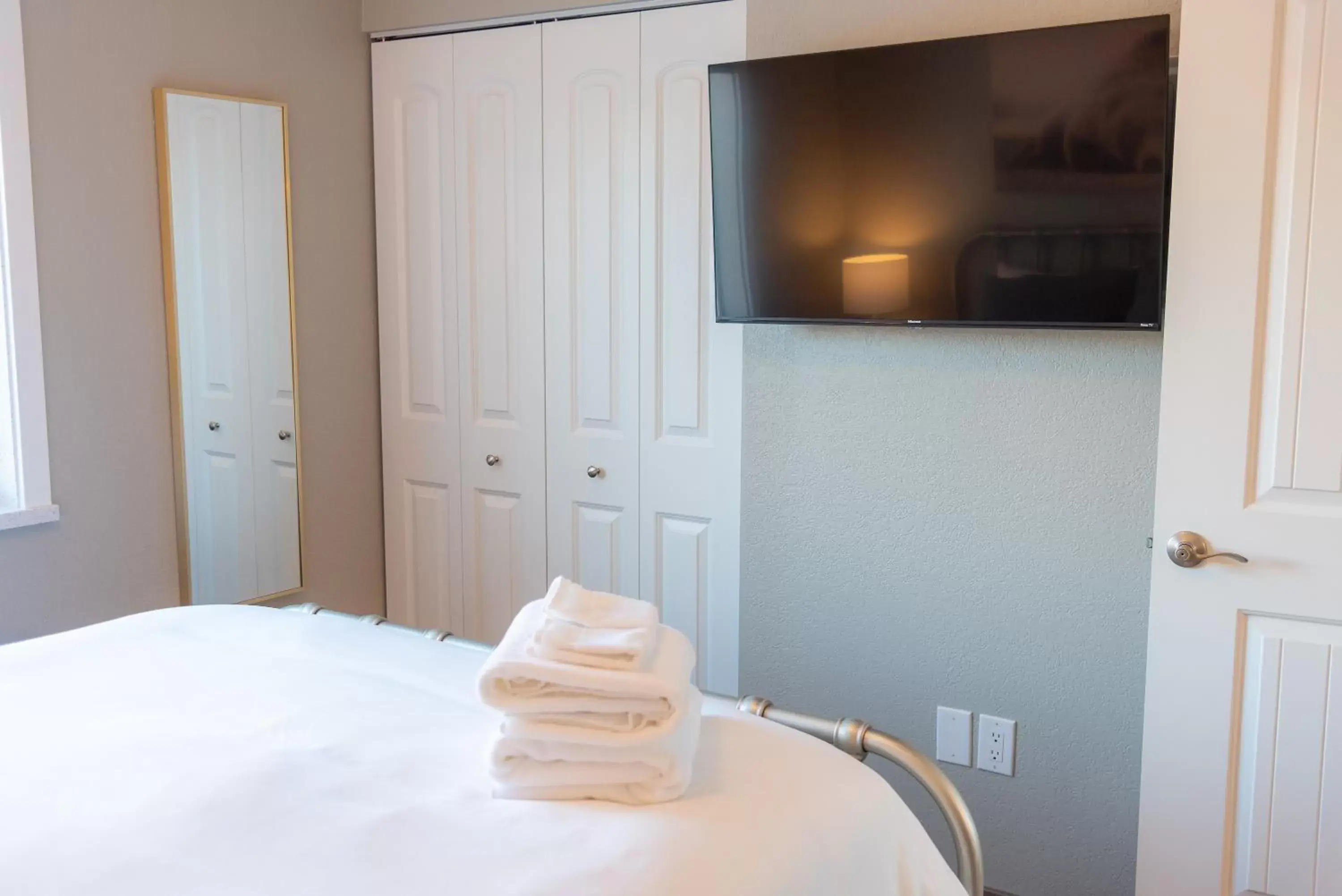 Bed, TV/Entertainment Center in Colony Suites
