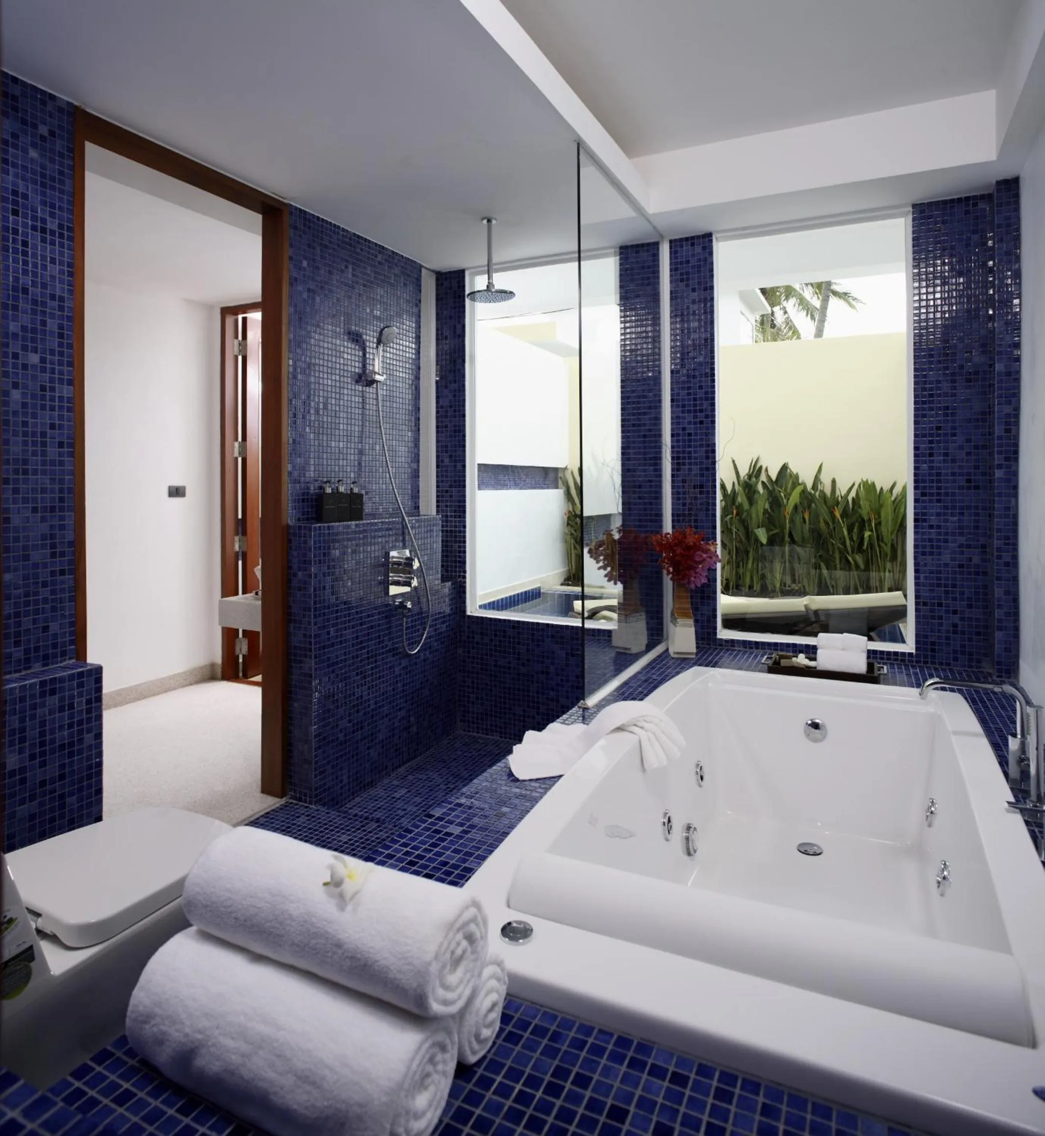 Bathroom, Bed in La Flora Resort Patong