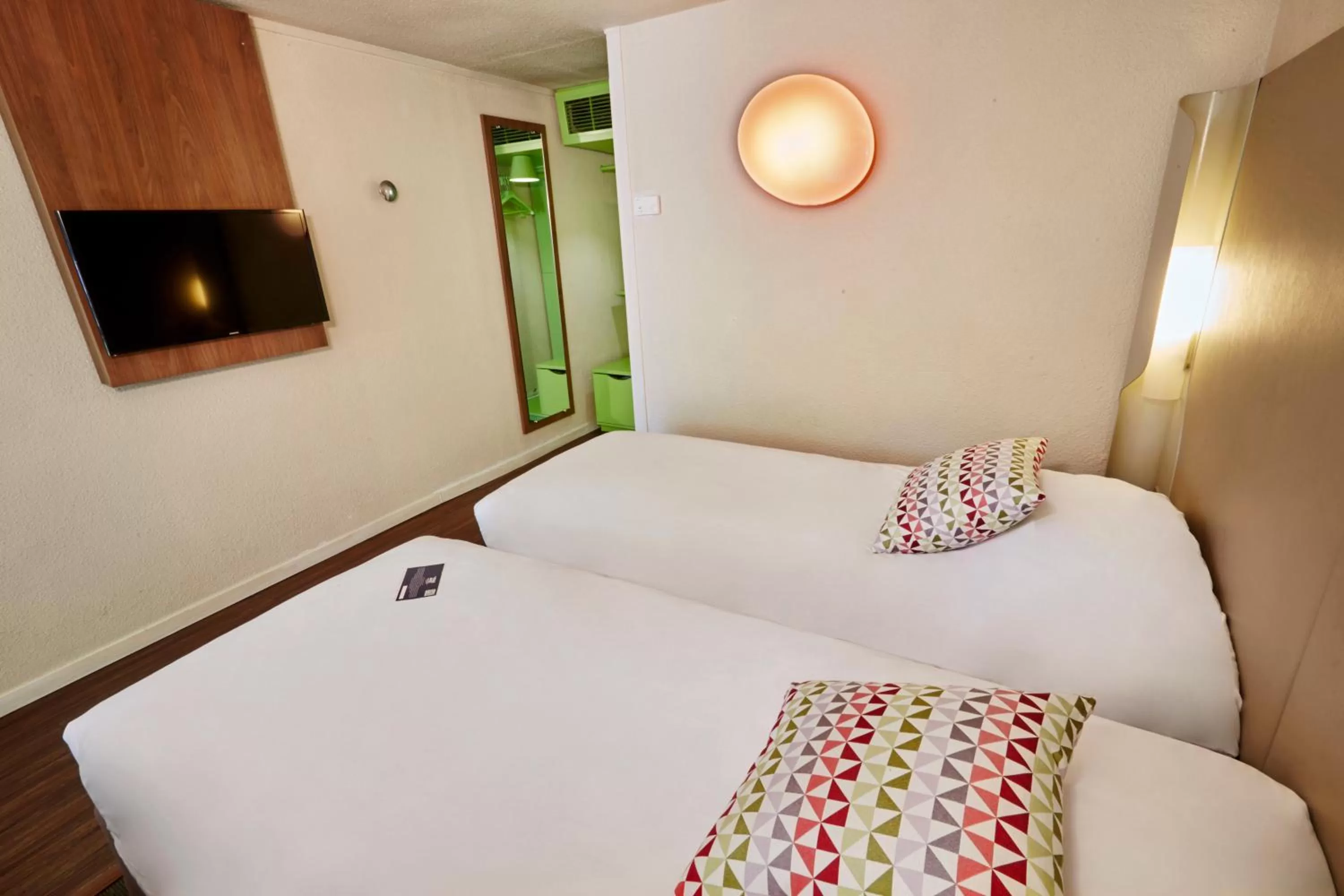 Bed in Campanile Evry Ouest - Corbeil Essonnes