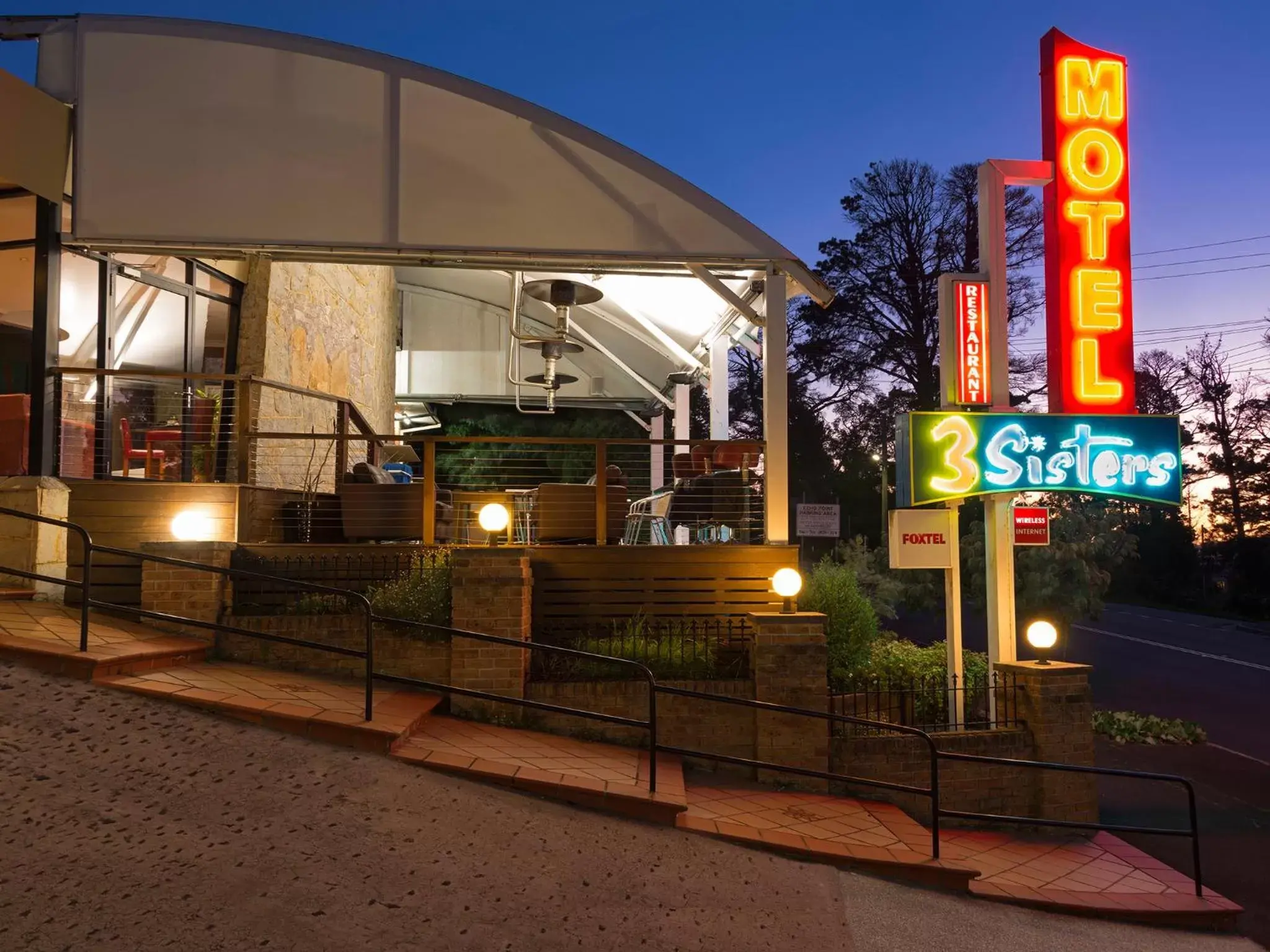 Sunset, Facade/Entrance in 3 Sisters Motel