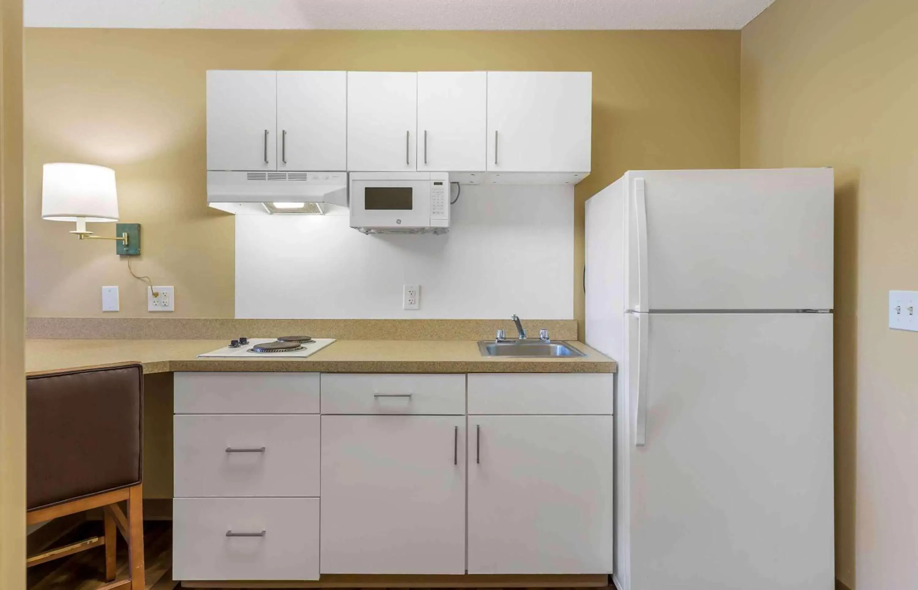 Bedroom, Kitchen/Kitchenette in Extended Stay America Suites - Boston - Burlington