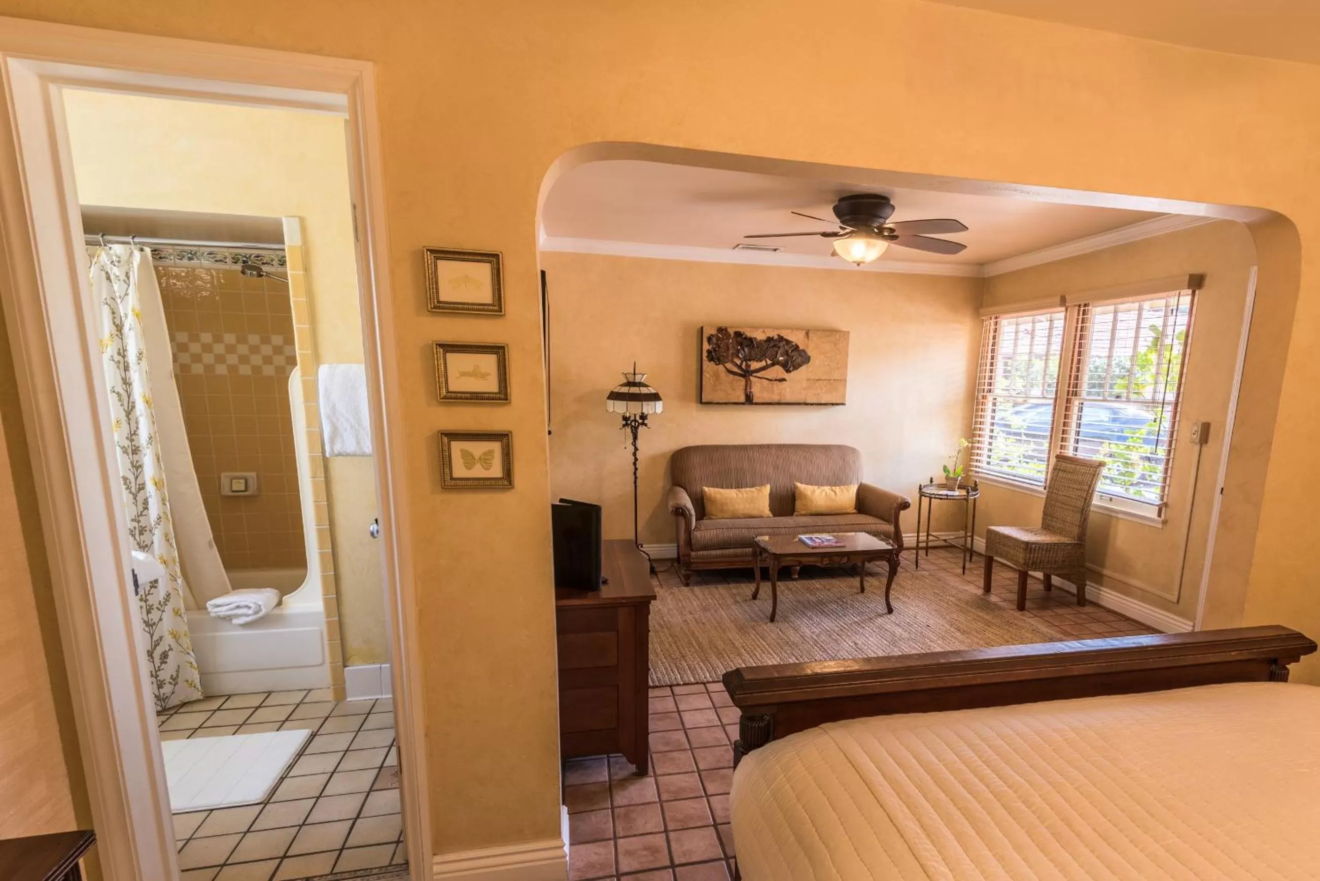 Bathroom, Bed in Harbor House Inn