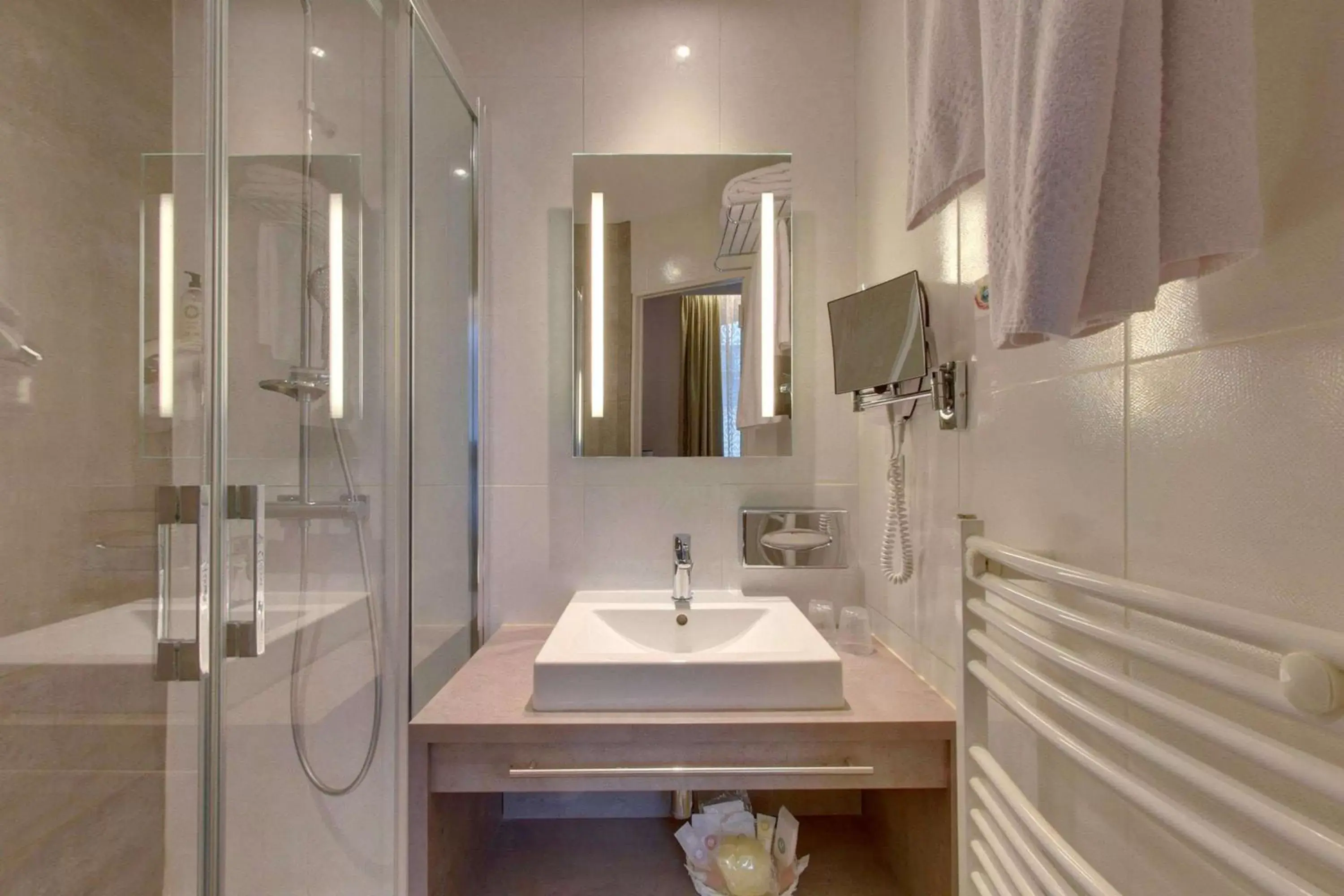 Shower, Bathroom in Best Western Hôtel d'Arc