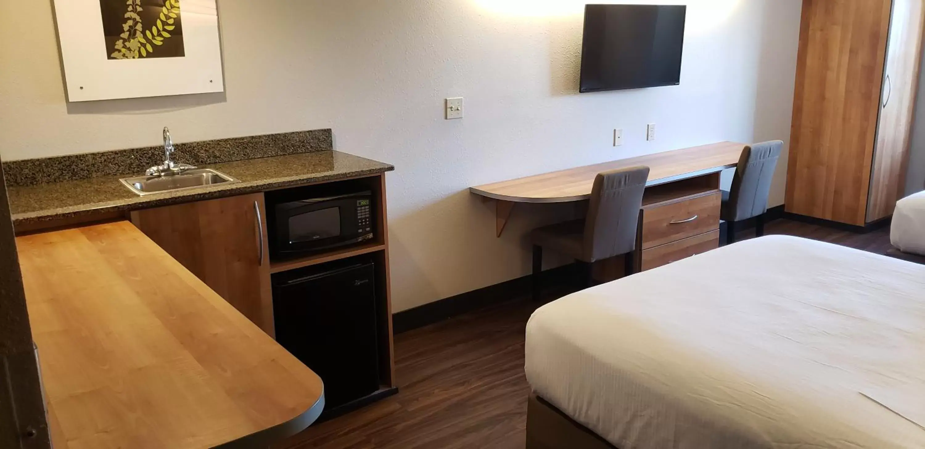 TV and multimedia, Kitchen/Kitchenette in York Microtel Inn & Suites by Wyndham