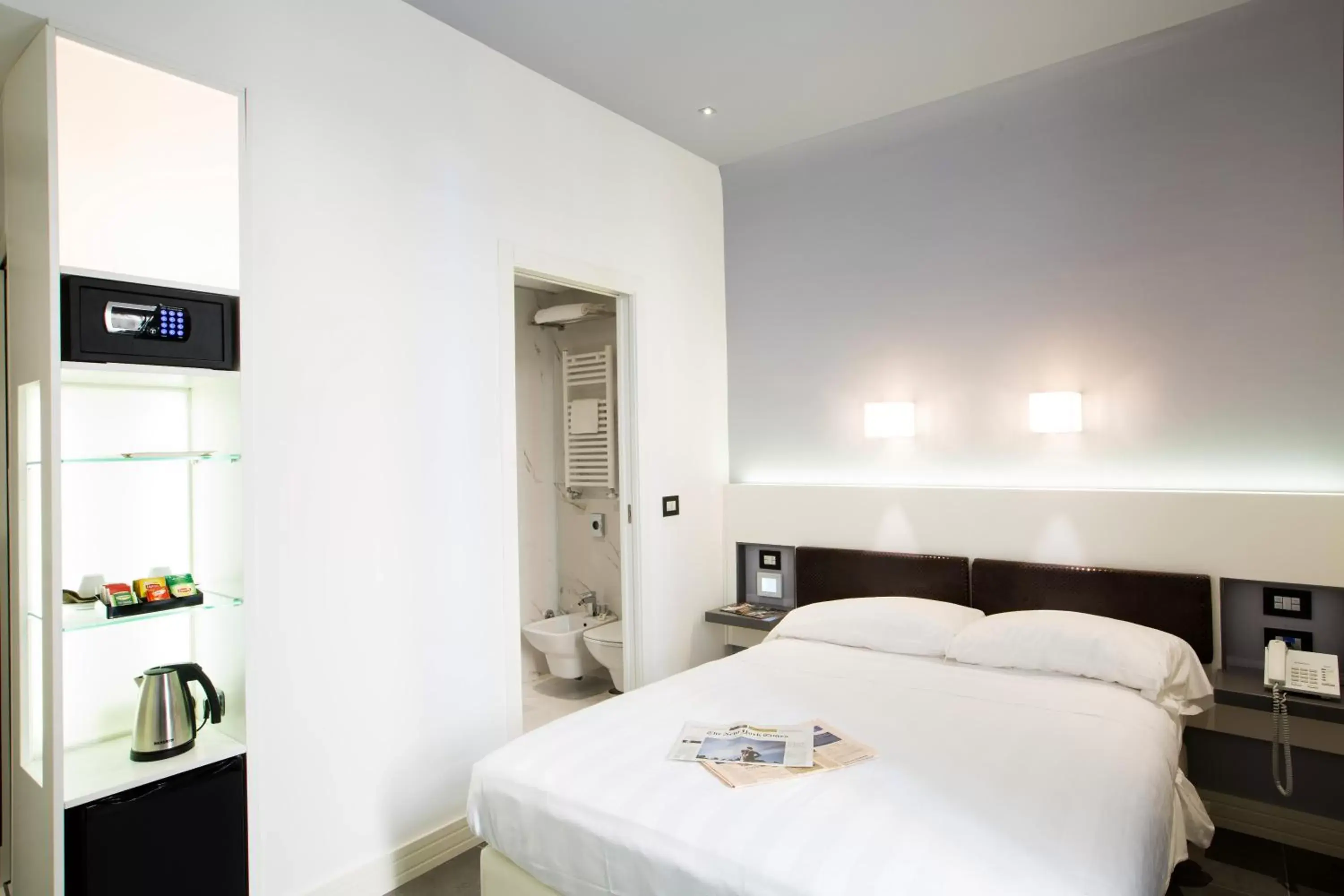 Bedroom, Bed in Crosti Hotel