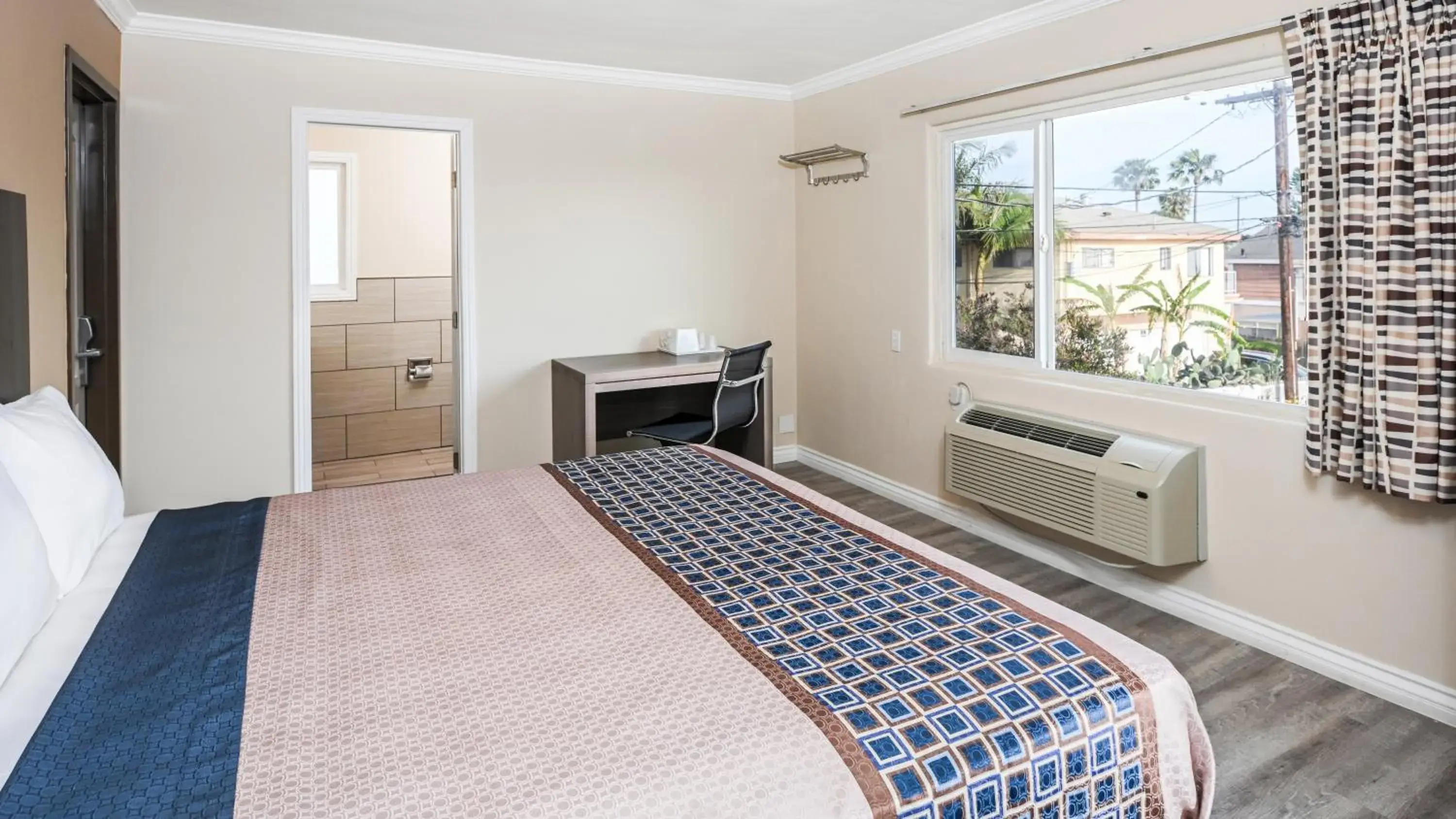 Photo of the whole room, Bed in Sea Rock Inn - Long Beach