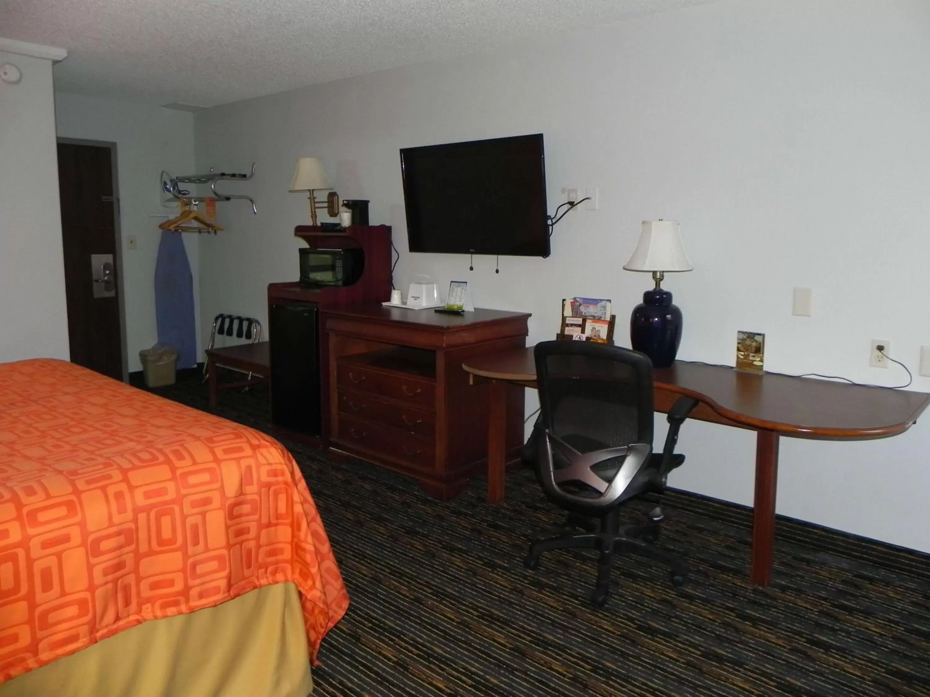 Photo of the whole room, TV/Entertainment Center in Howard Johnson by Wyndham Lexington