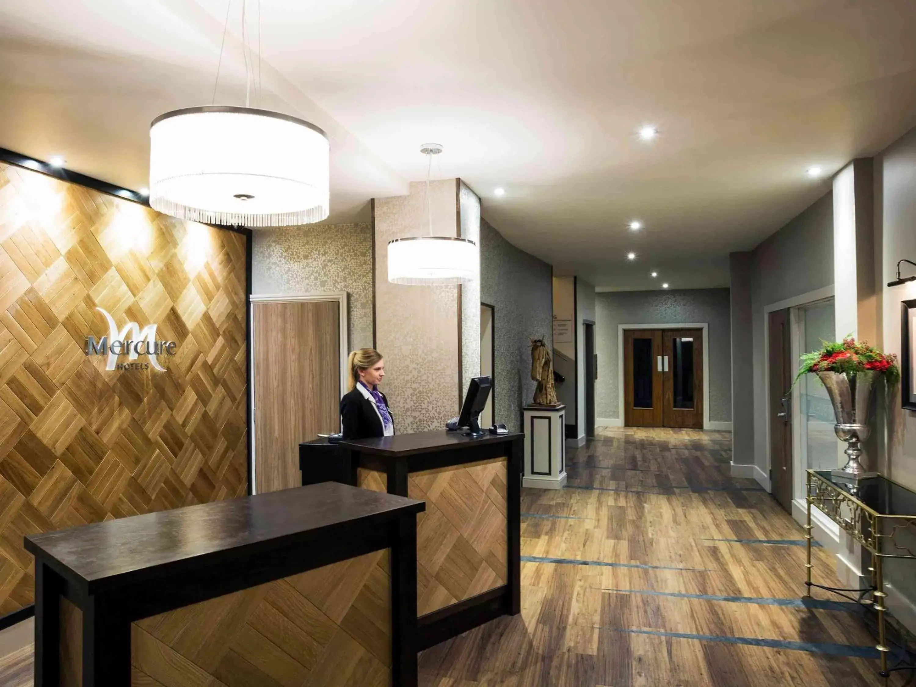 Property building, Lobby/Reception in Mercure Doncaster Centre Danum Hotel