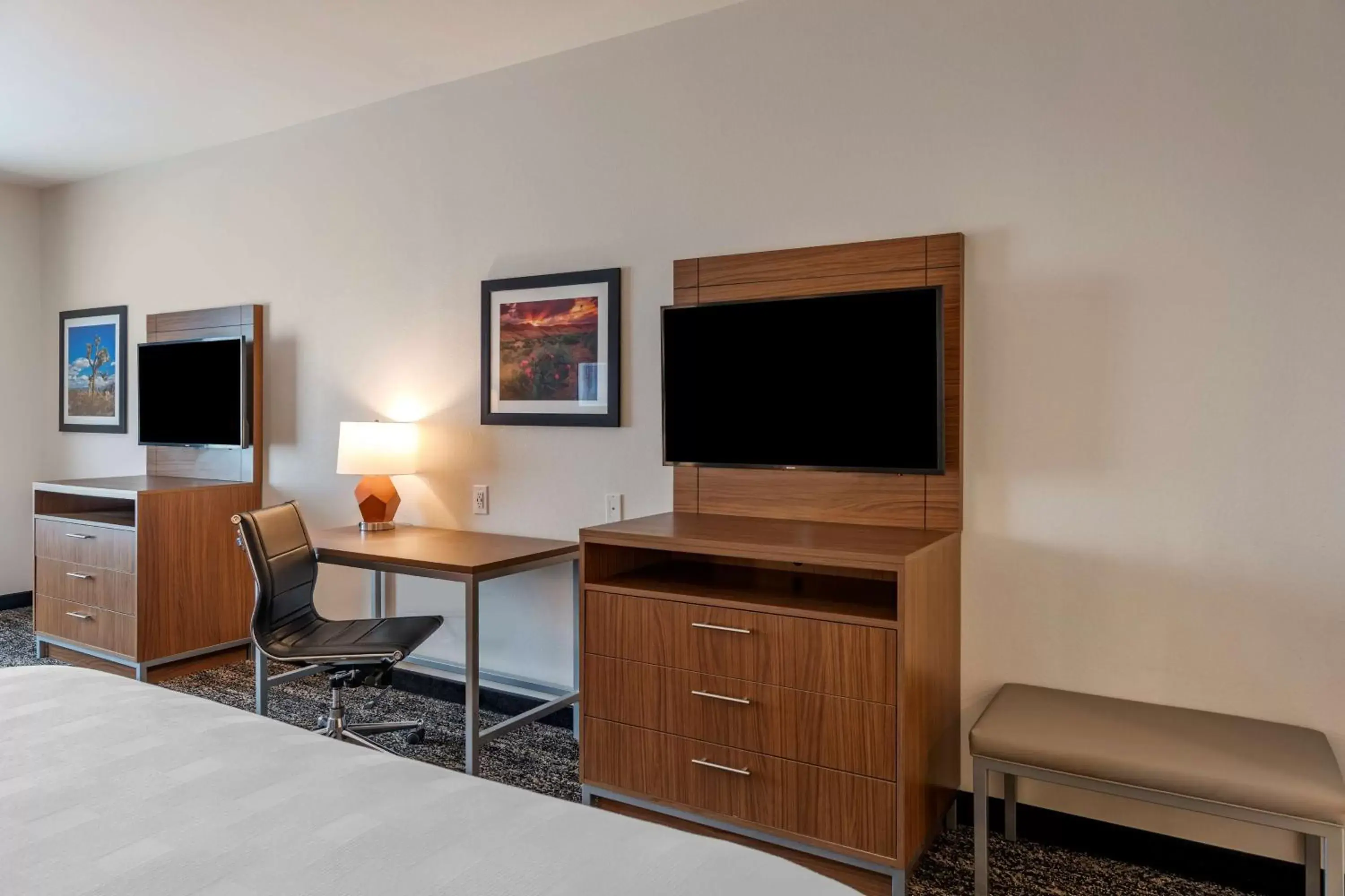 Photo of the whole room, TV/Entertainment Center in Best Western Plus Desert View Inn & Suites